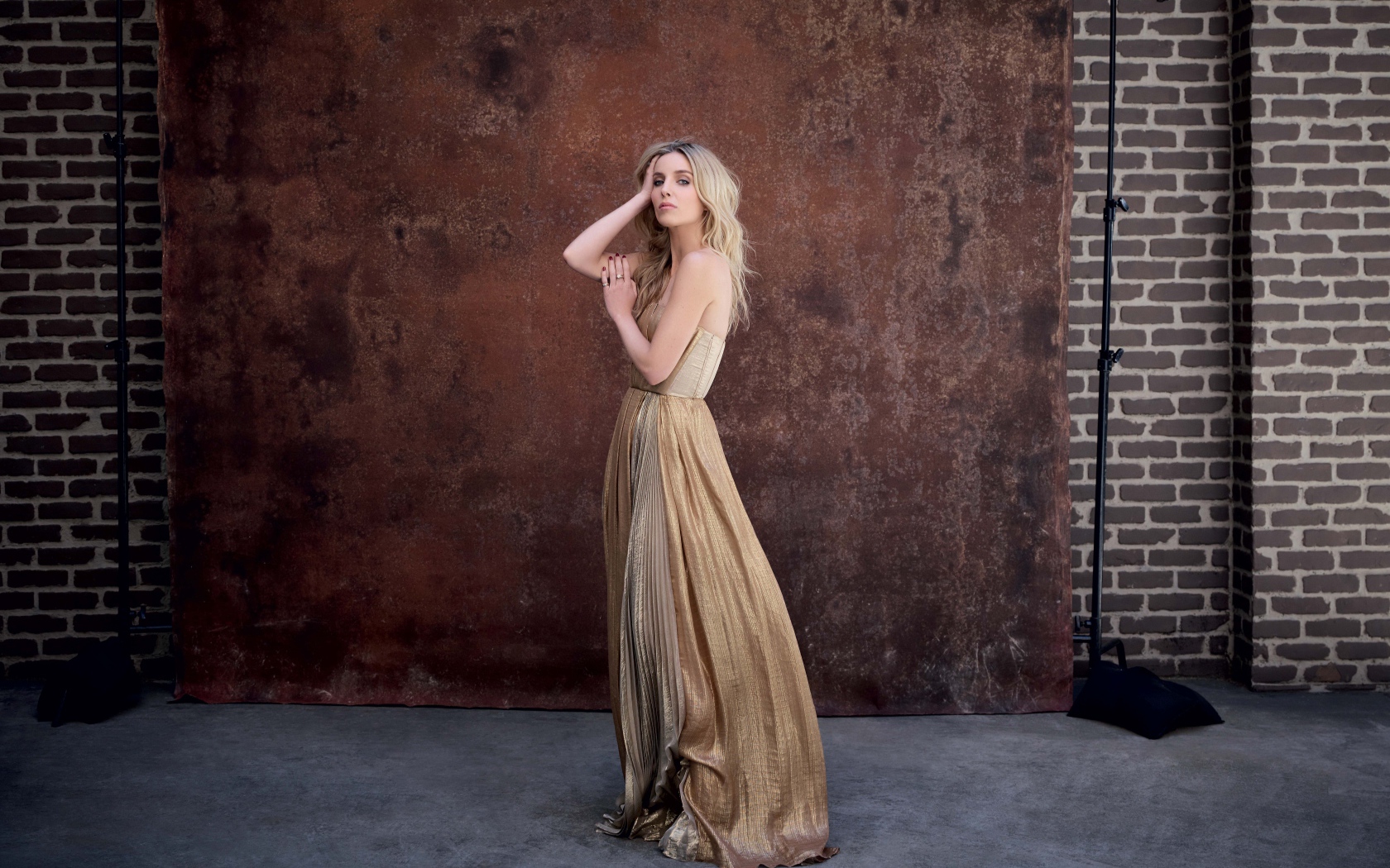Британская актриса Аннабелль Уоллис в красивом платье у стены