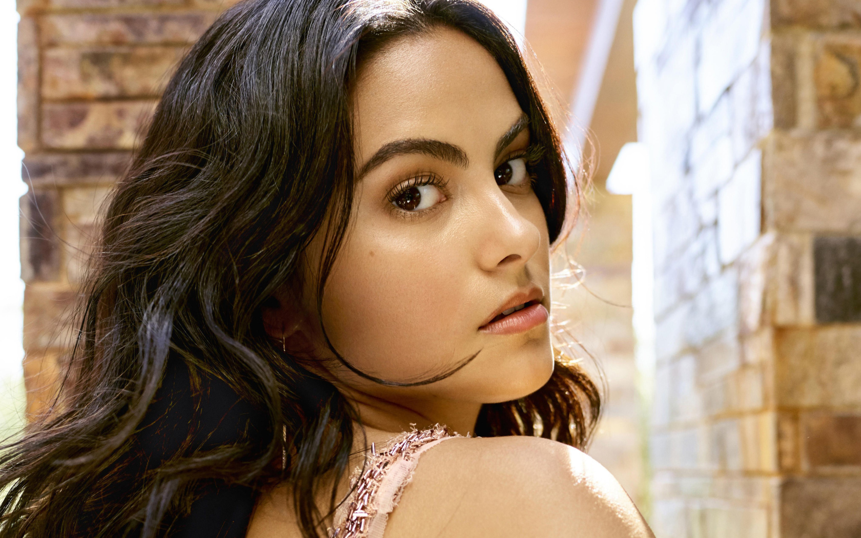 Кареглазая девушка, актриса Камила Мендес лицо крупным планом