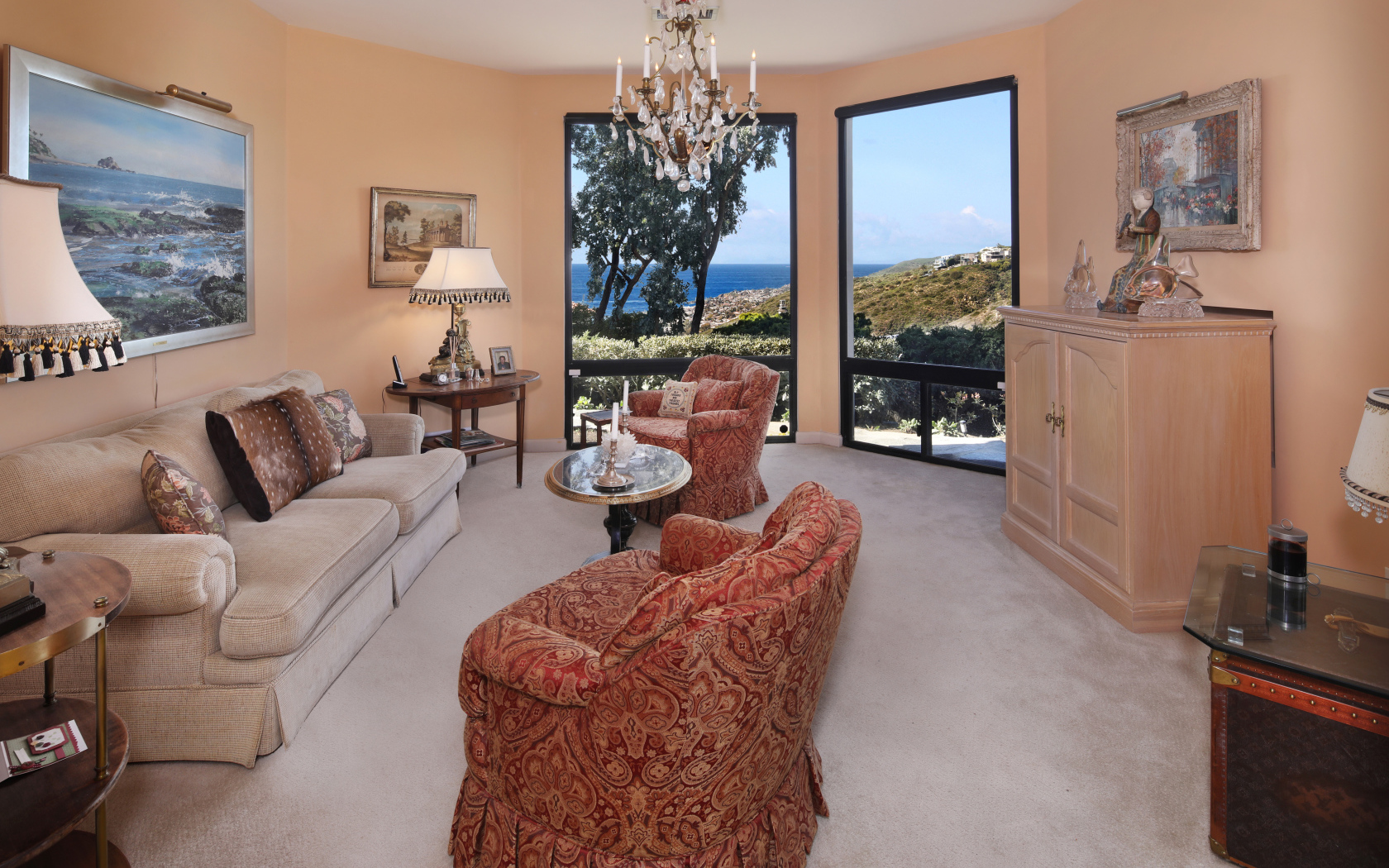 Уютная гостиная с мебелью и большими окнами