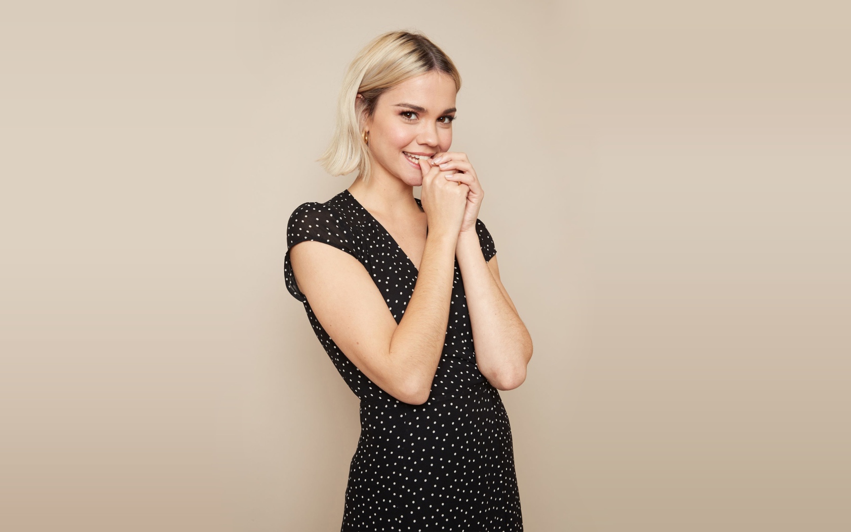 Милая девушка блондинка, актриса Майя Митчелл