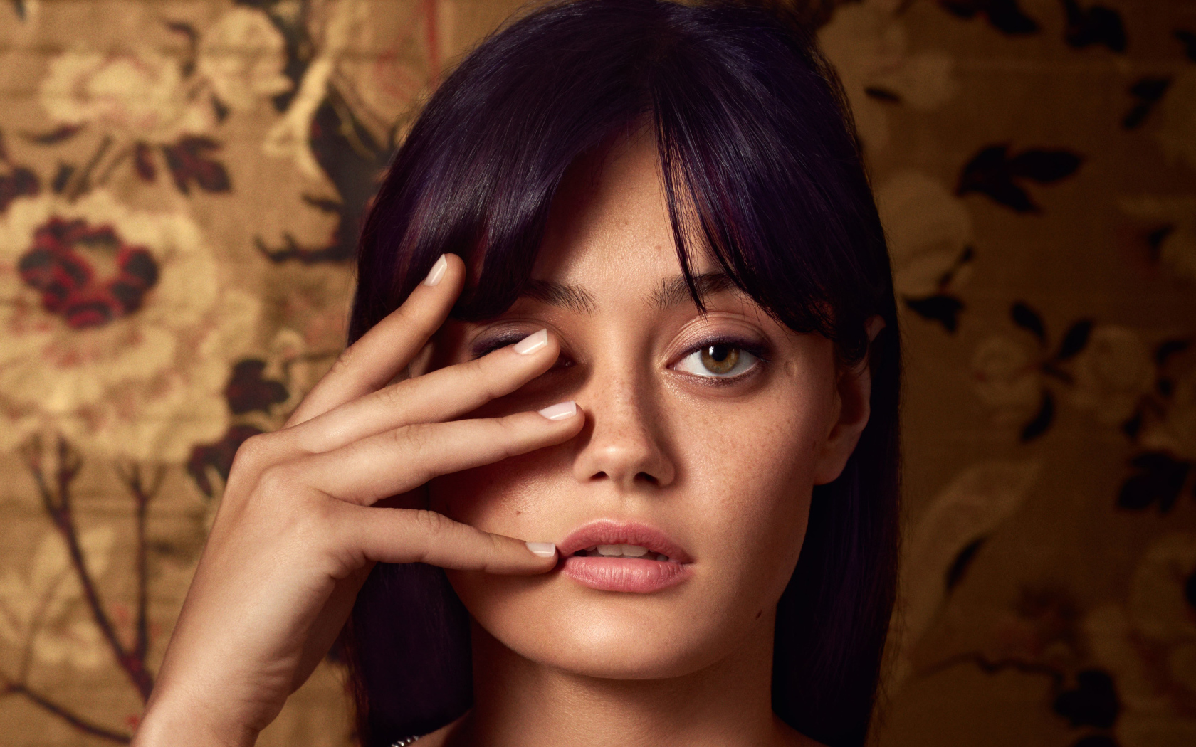 Английская актриса Элла Пернелл с рукой у лица