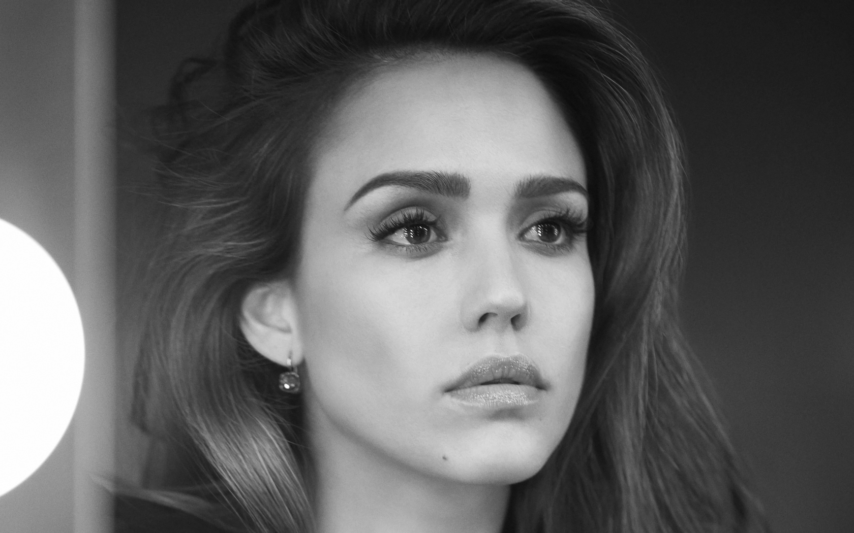 Лицо актрисы Джессики Альбы черно белое фото 