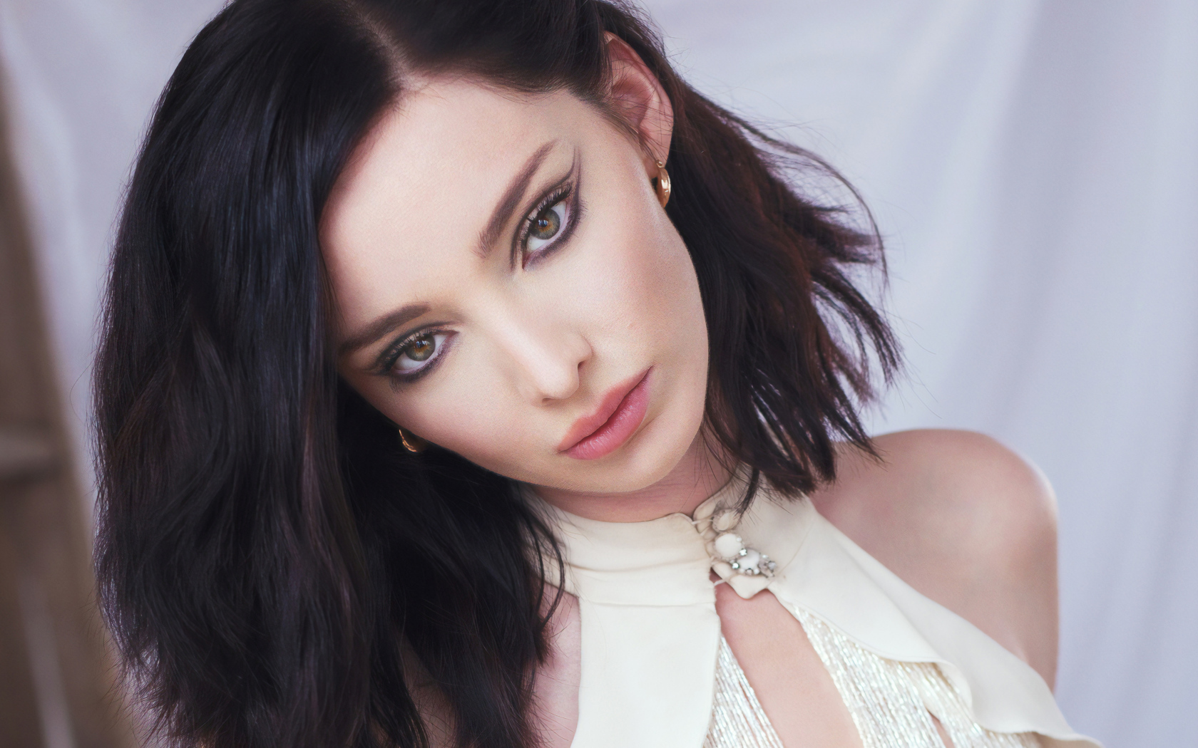 Девушка с красивыми глазами, актриса Эмма Дюмон 