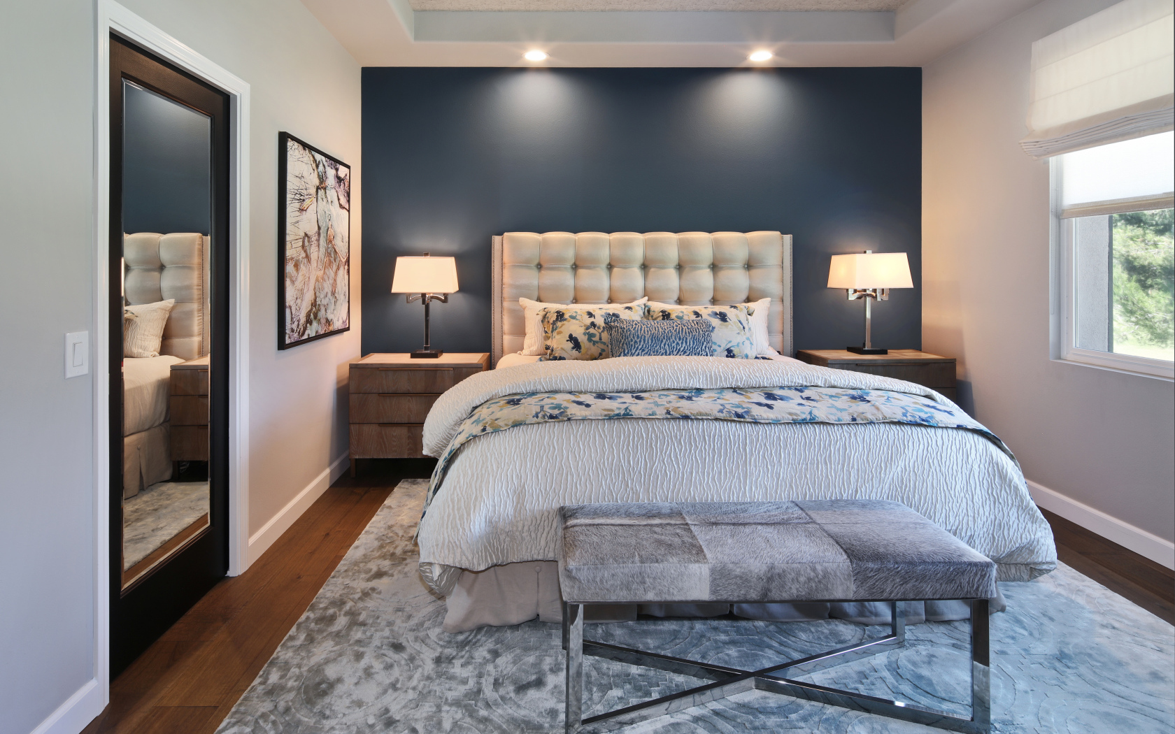 Спальня в серых тонах с большой кроватью