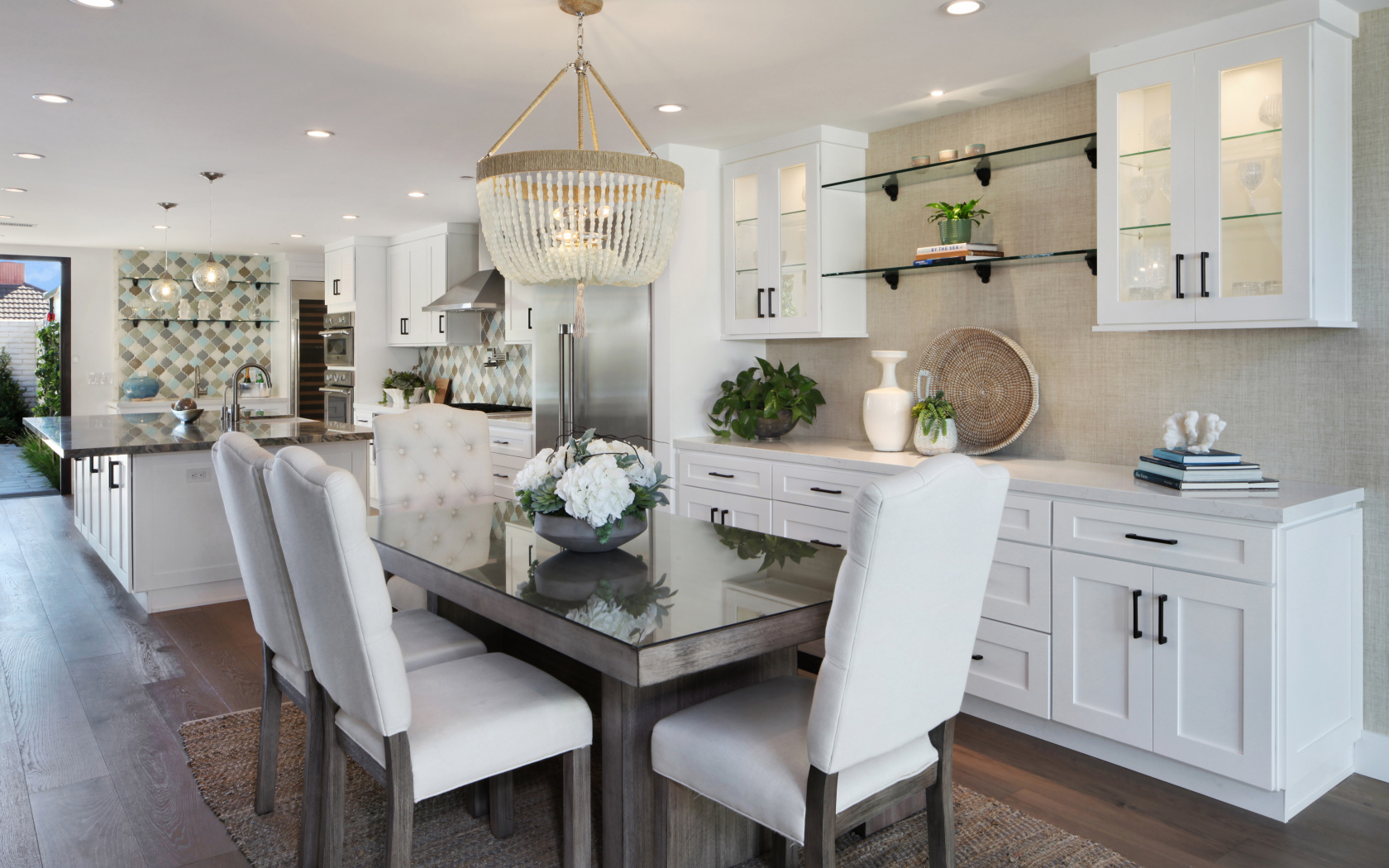 Кухня со столовой с белой мебелью 