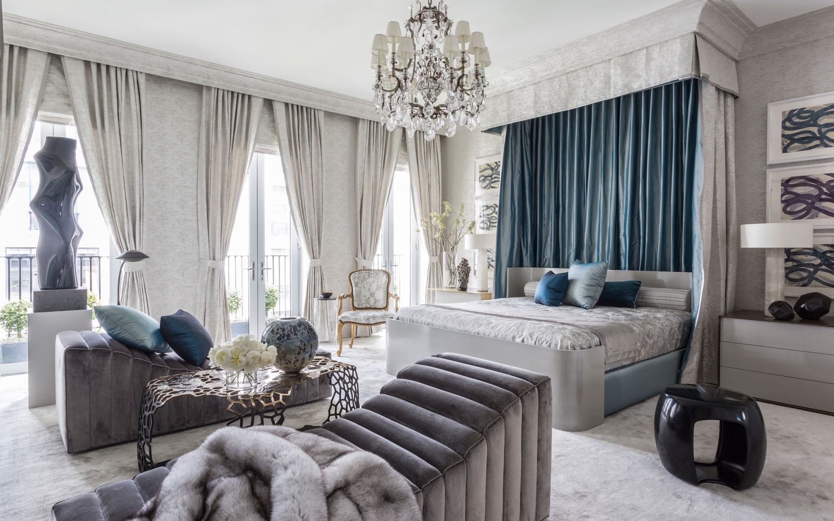 Большая спальня с мебелью и большими окнами