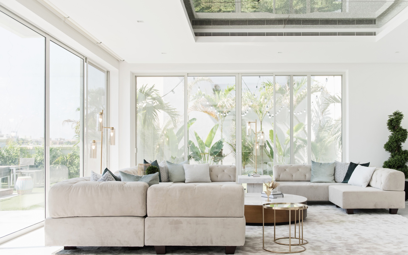 Большая гостиная комната с диваном и большими окнами