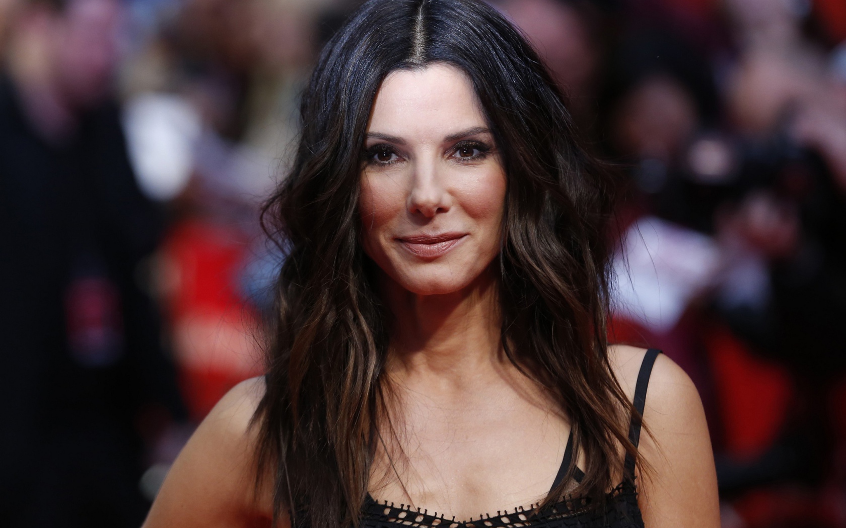 Длинноволосая брюнетка, актриса Сандра Буллок