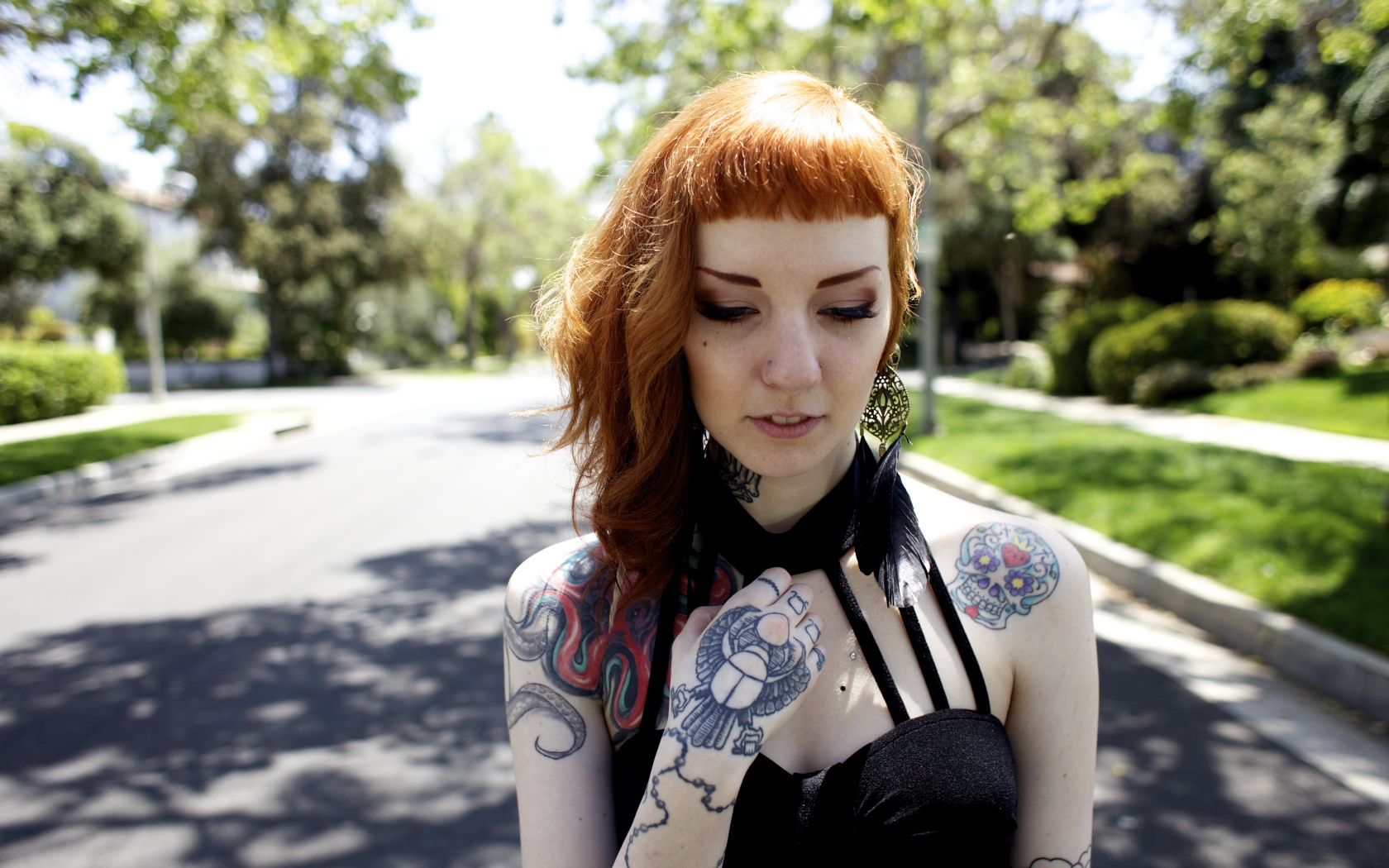 Рыжеволосая девушка неформалка с татуировками на теле