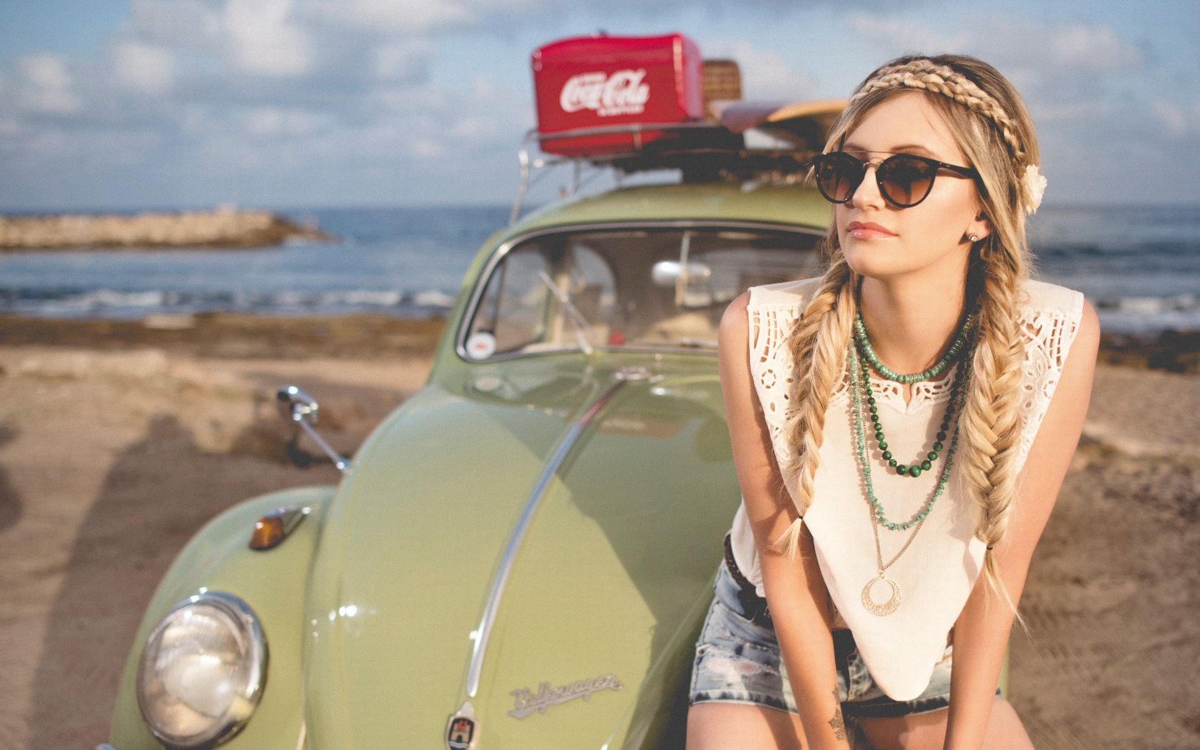 Девушка ретро сидит на старом автомобиле