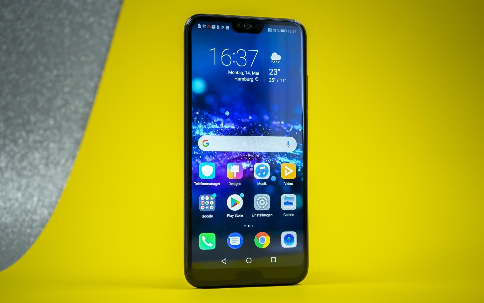 Тонкий смартфон Honor 10 на желтом фоне