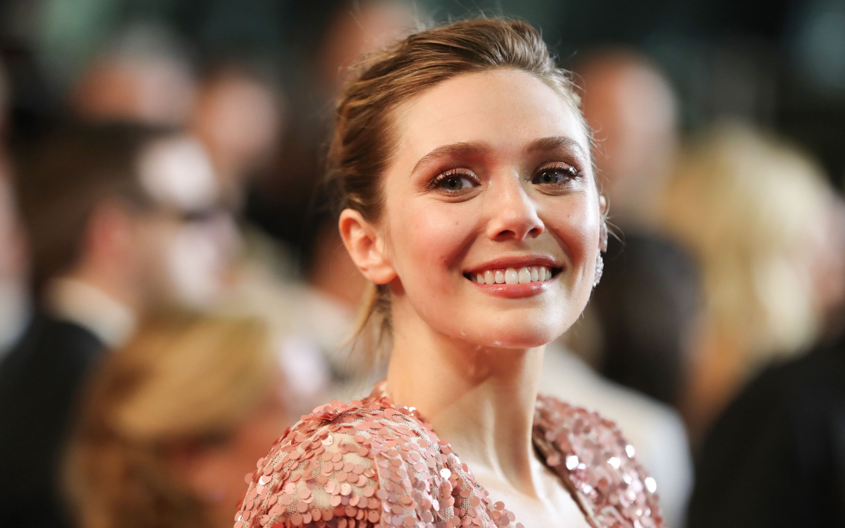 Улыбающаяся актриса Элизабет Олсен 