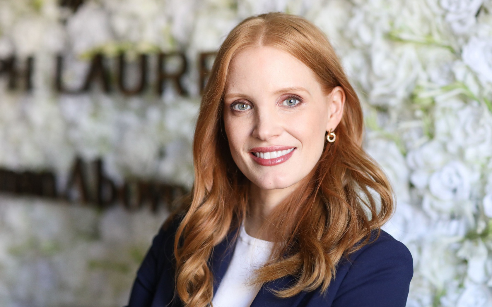 Улыбающаяся рыжеволосая актриса Джессика Честейн