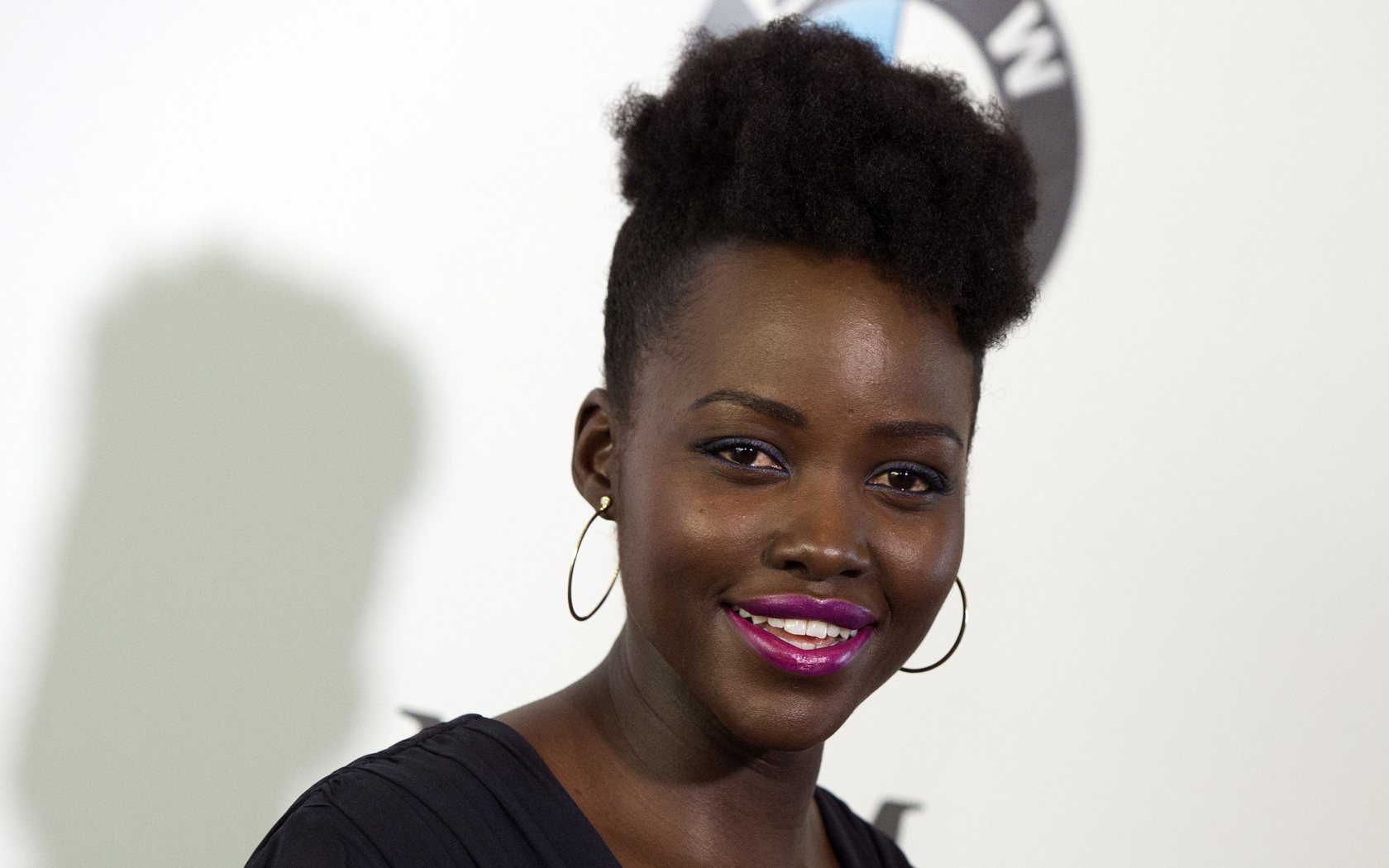 Улыбающаяся женщина, актриса Люпита Нионго