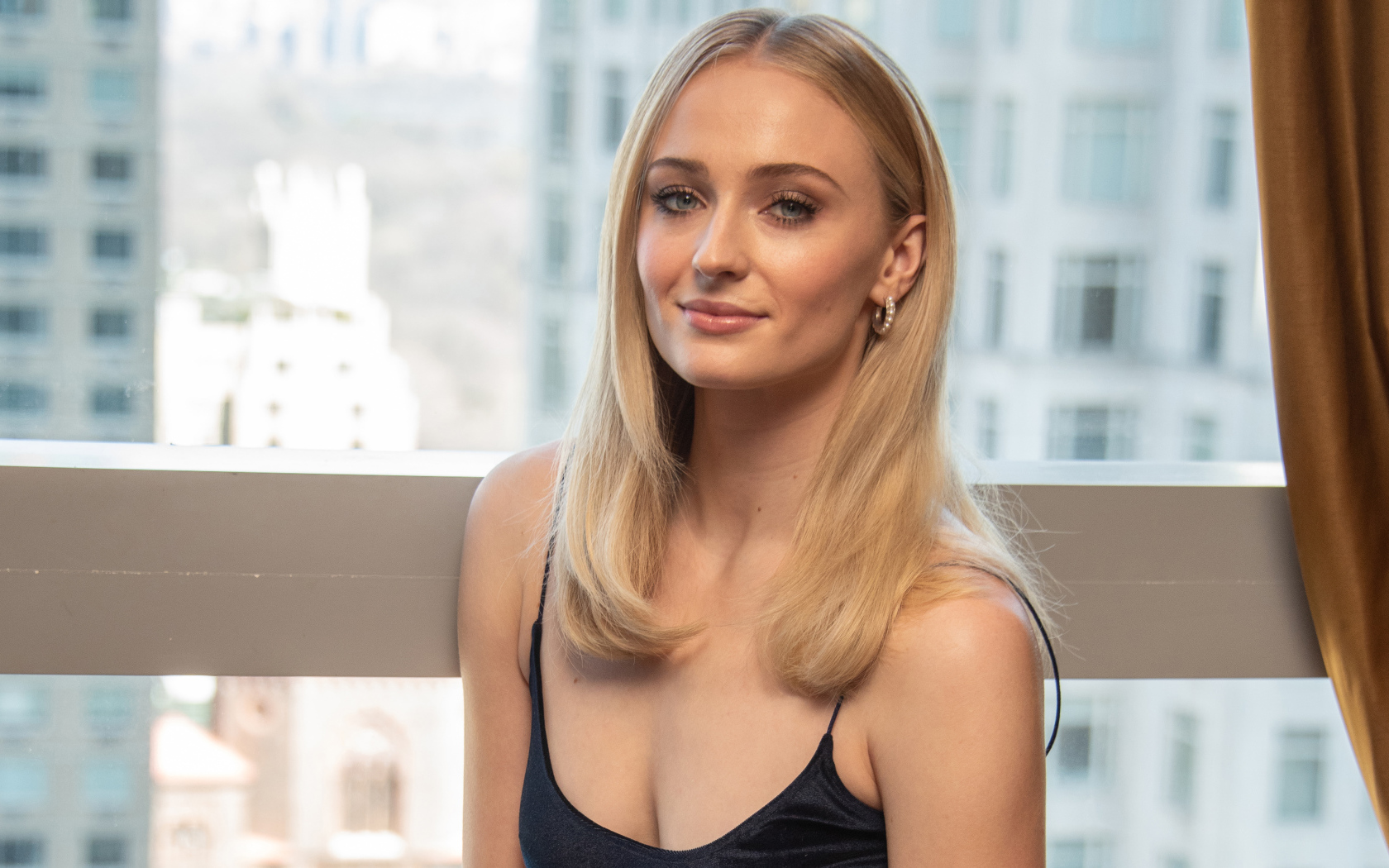 Стильная красивая блондинка, актриса Софи Тёрнер у окна