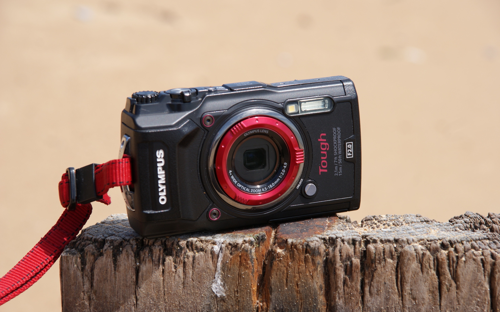 Стильный фотоаппарат Olympus Tough TG-5 стоит на пне