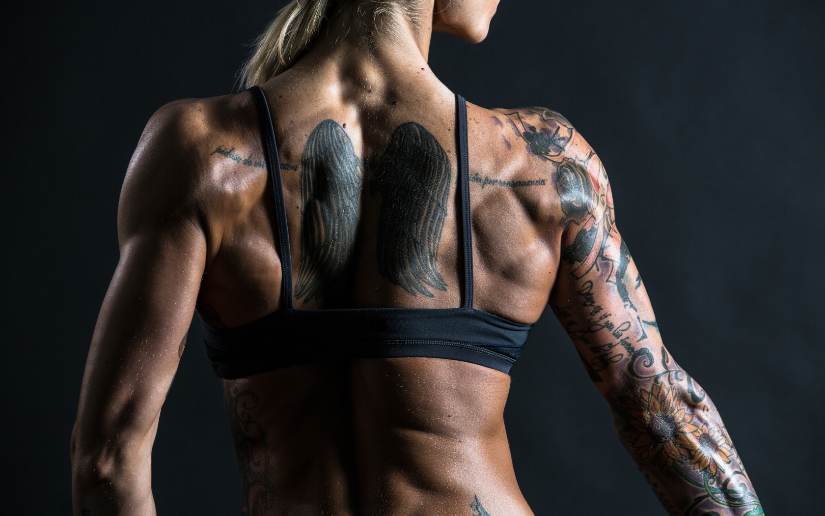 Татуировка крылья на спине у девушки