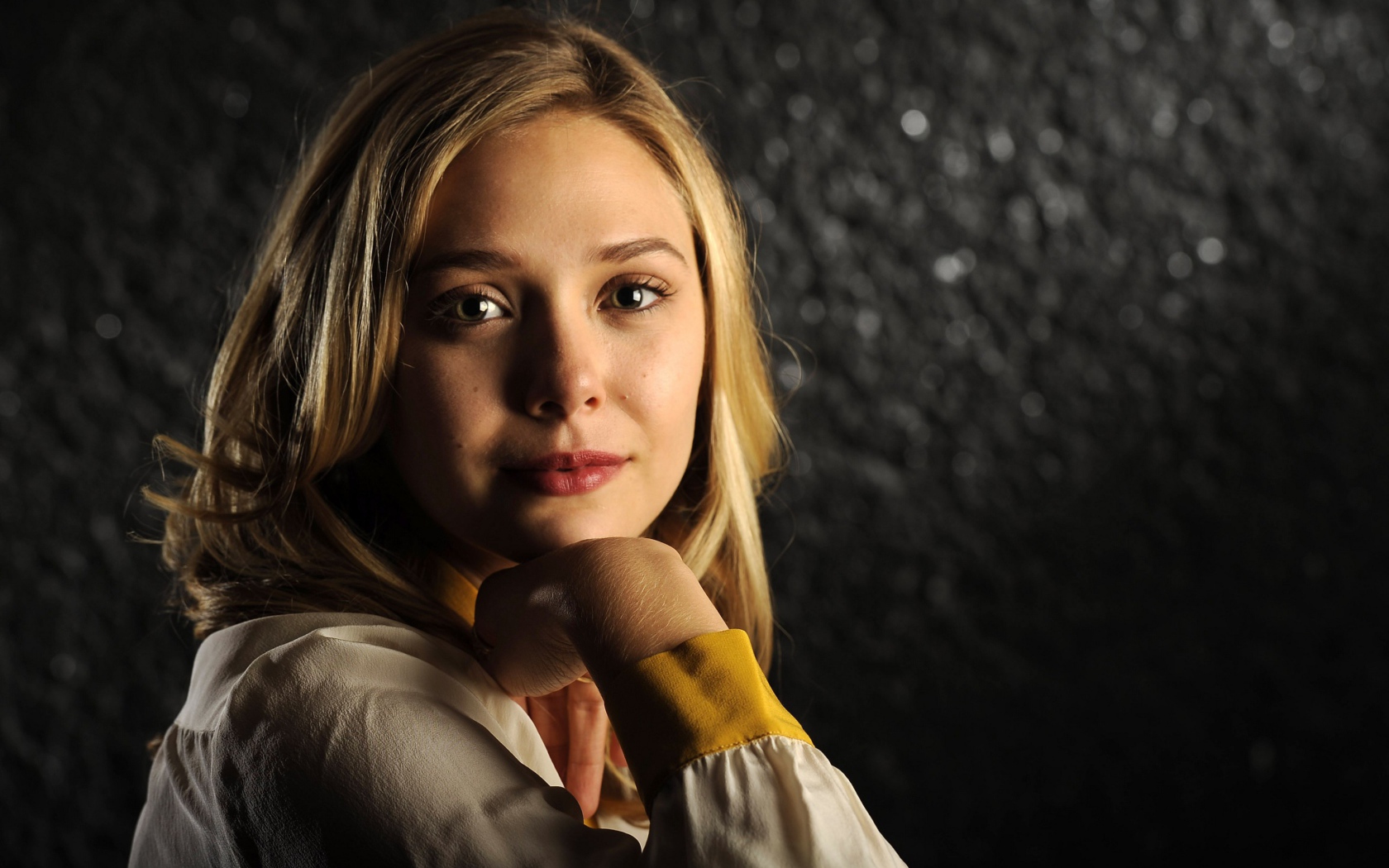 Нежная девушка, актриса Элизабет Олсен