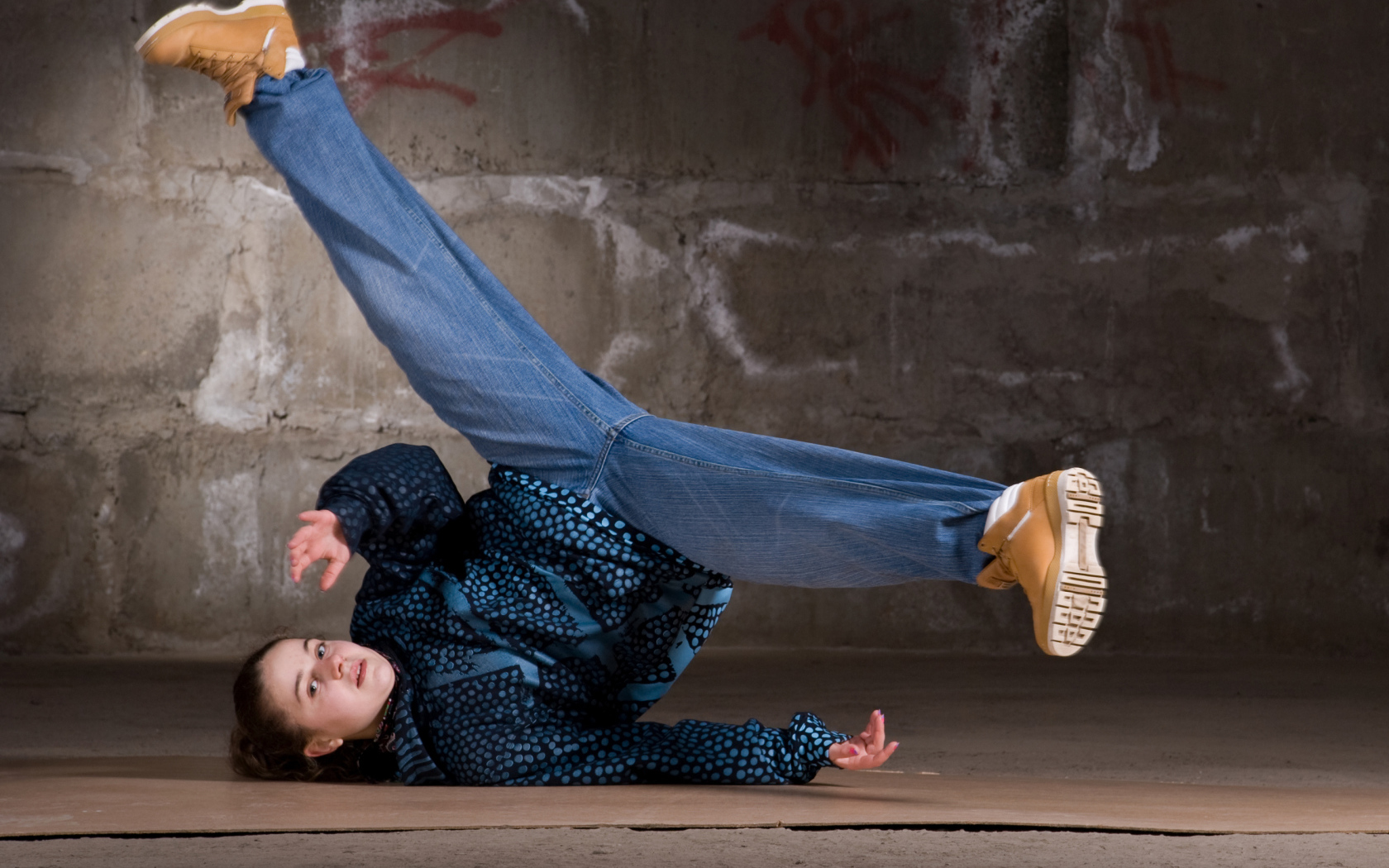 Девушка занимается брейк дансом 