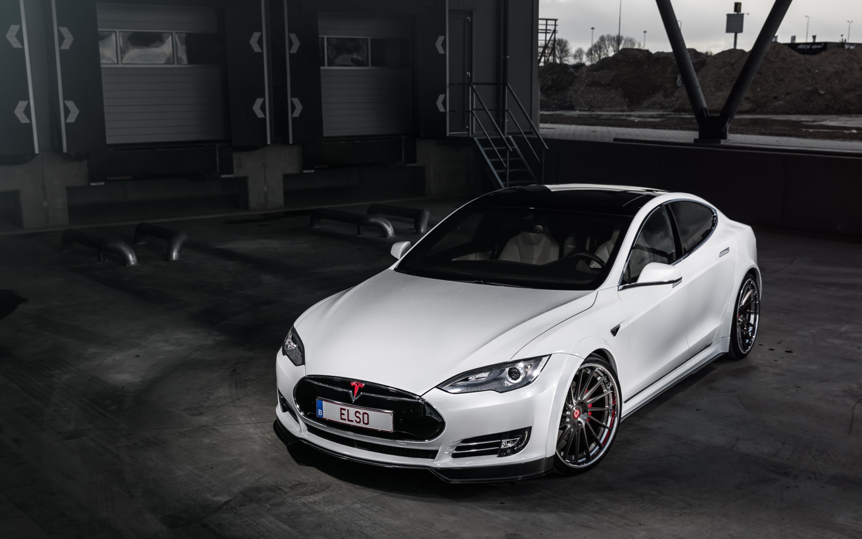 Белый автомобиль Tesla Model S 