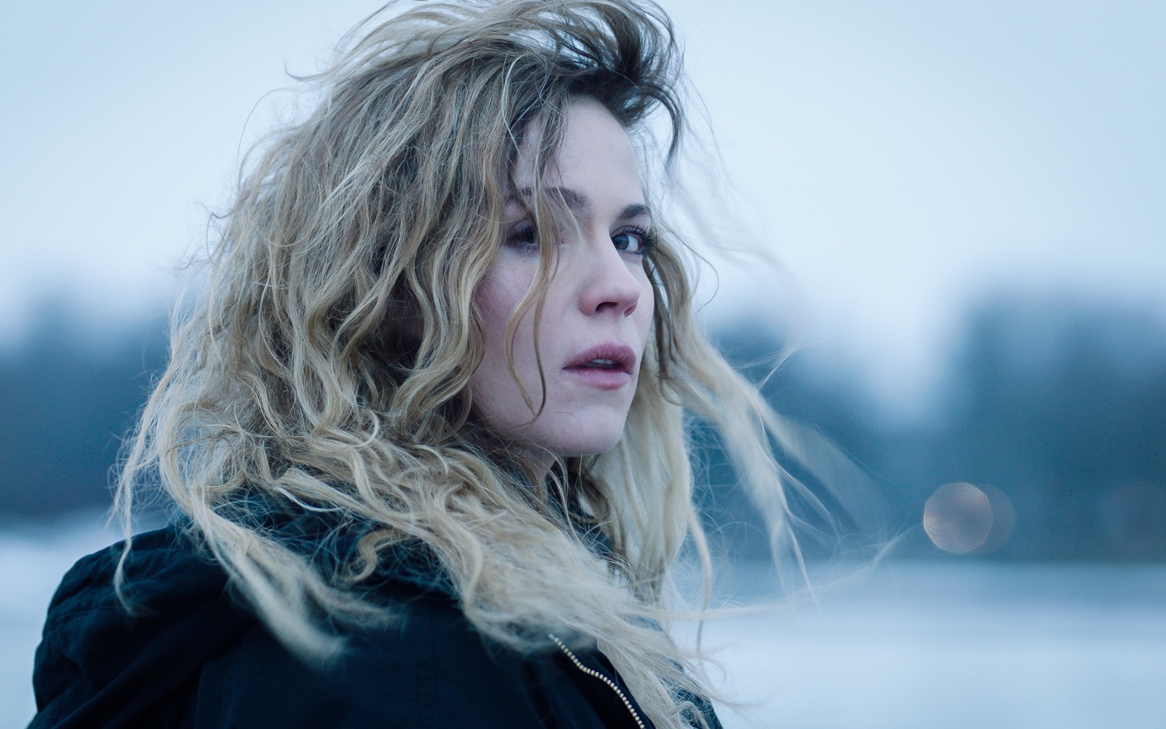 Молодая блондинка, актриса Пихла Вийтала вид сбоку