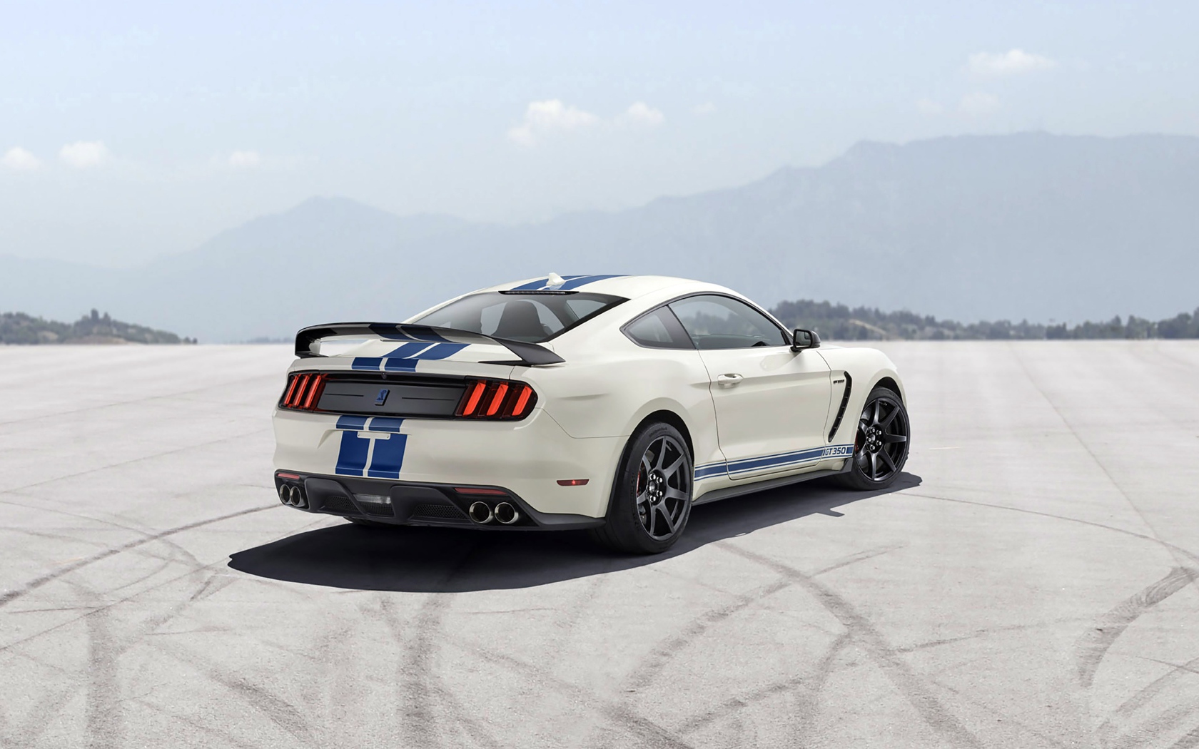 Автомобиль  Shelby GT350, 2020 года на асфальте