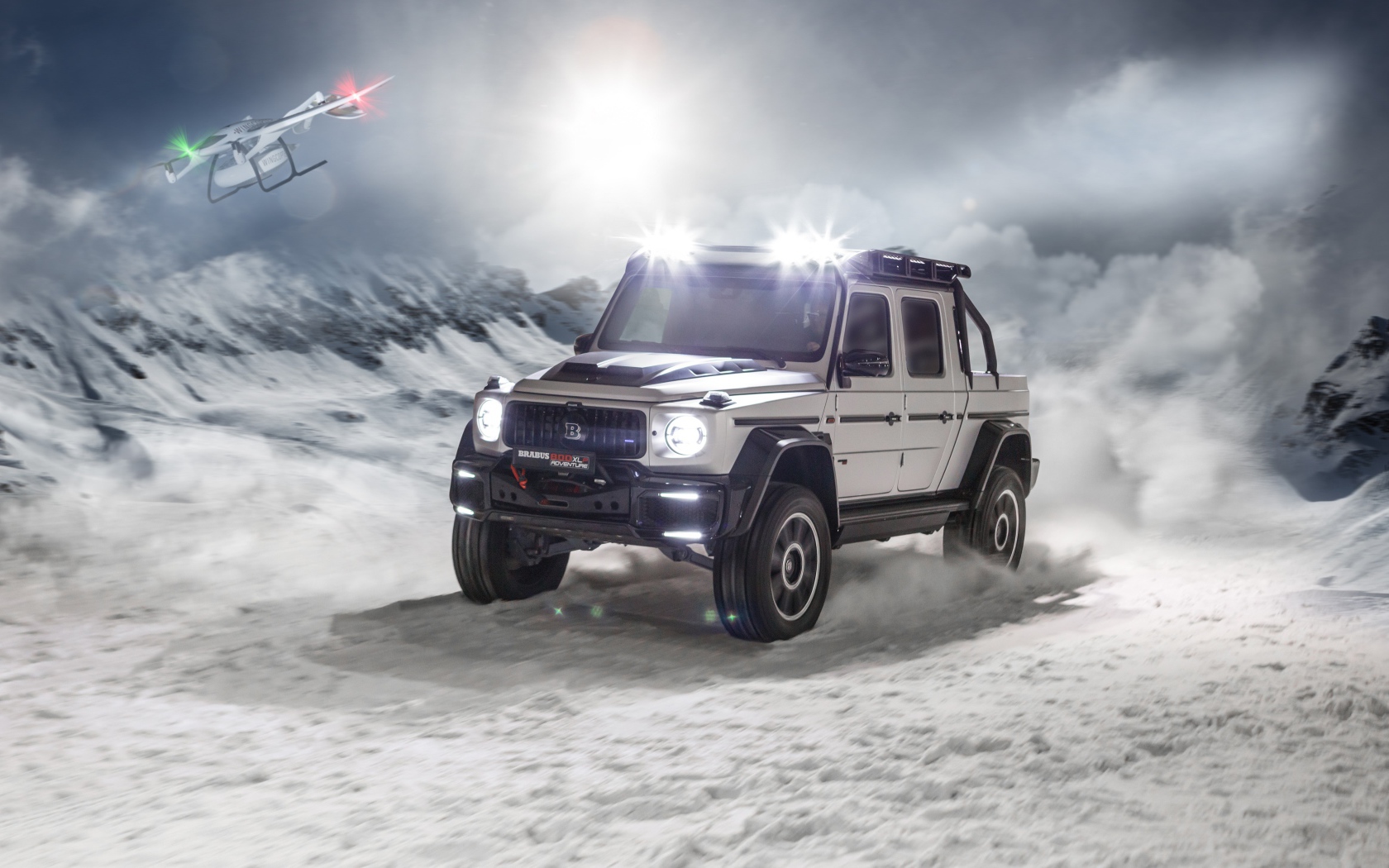 Быстрый  Brabus 800 Adventure XLP 2020 года едет по заснеженной дороге 
