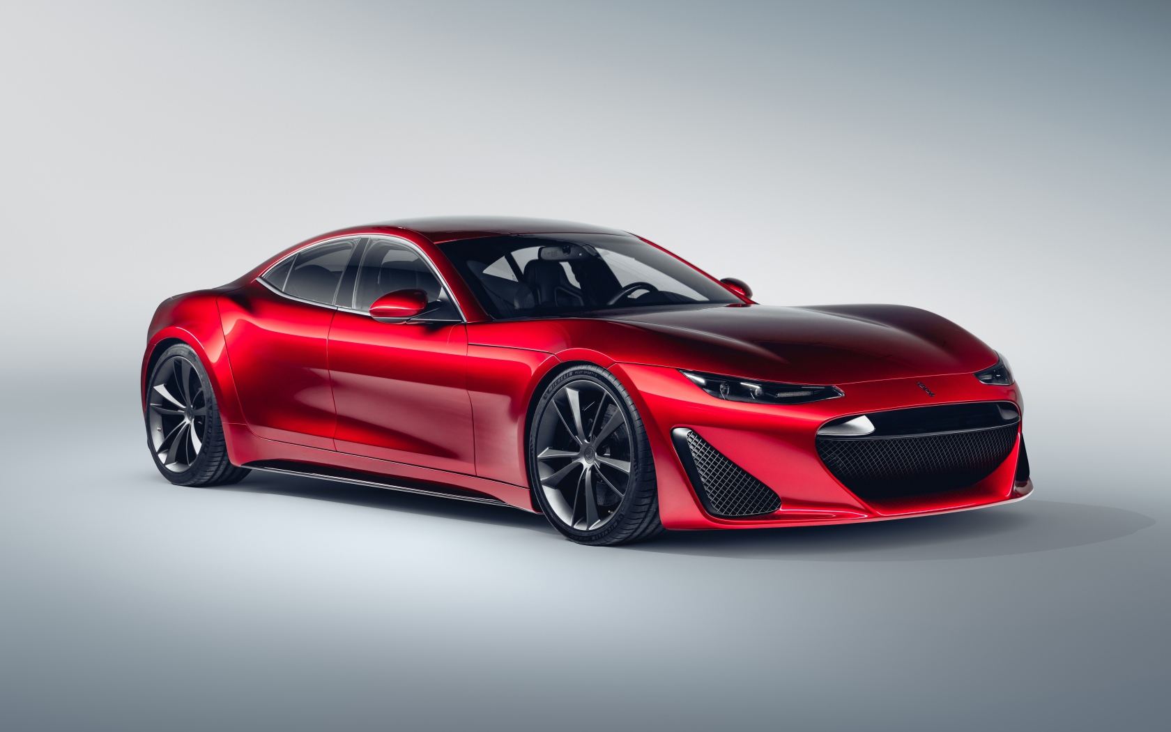 Красный автомобиль  Drako GTE, 2020 года на сером фоне вид спереди