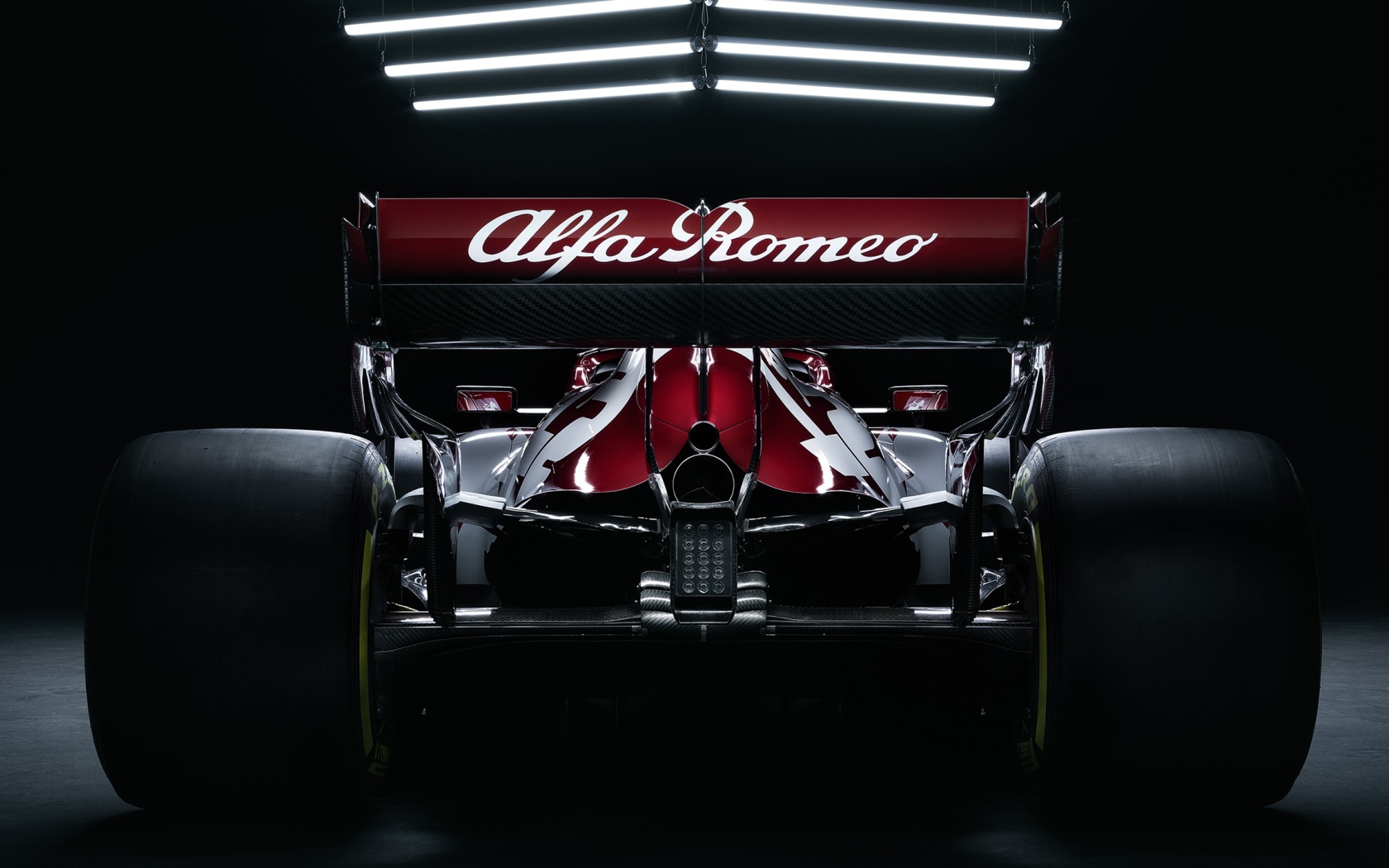 Гоночный автомобиль Alfa Romeo C39 2020 года вид сзади