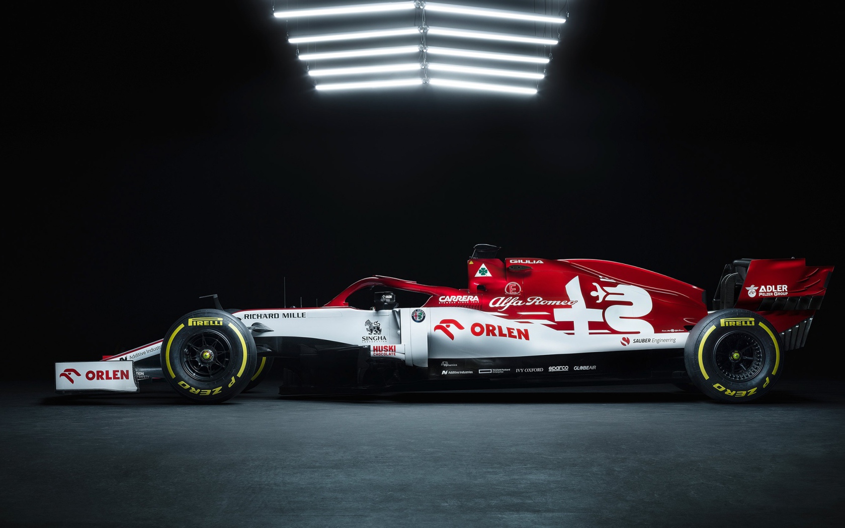 Гоночный автомобиль Alfa Romeo C39 2020 года вид сбоку