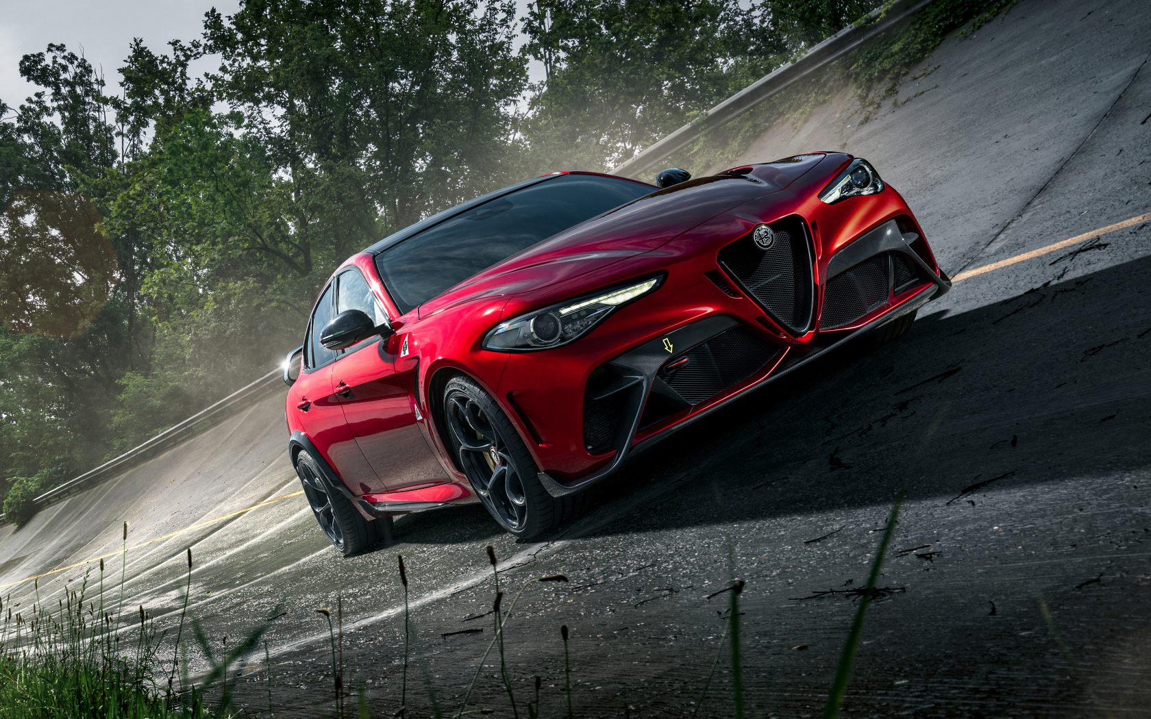 Автомобиль Alfa Romeo Giulia GTAm, 2021 года красного цвета