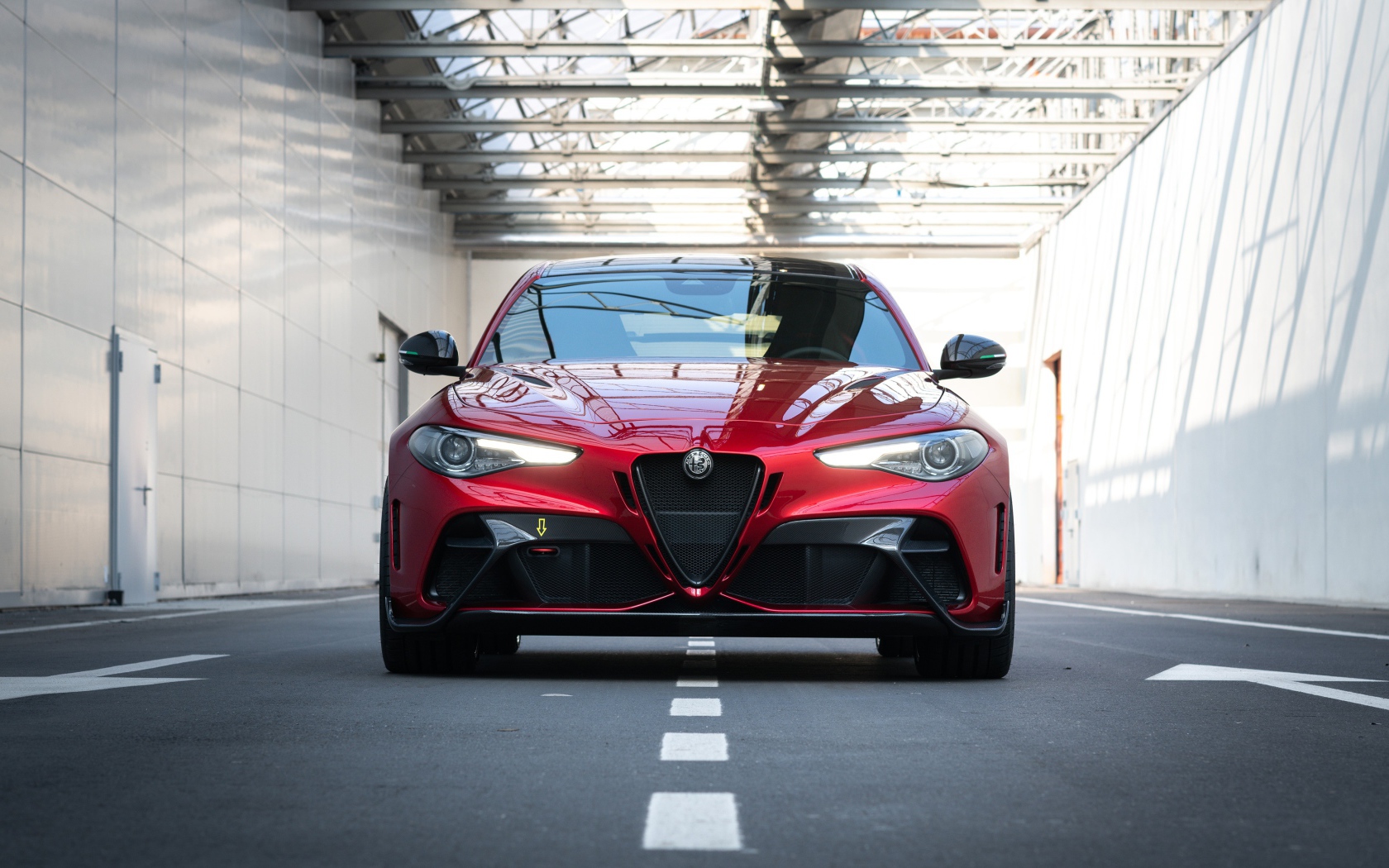 Красный автомобиль Alfa Romeo Giulia GTAm 2020 года вид спереди