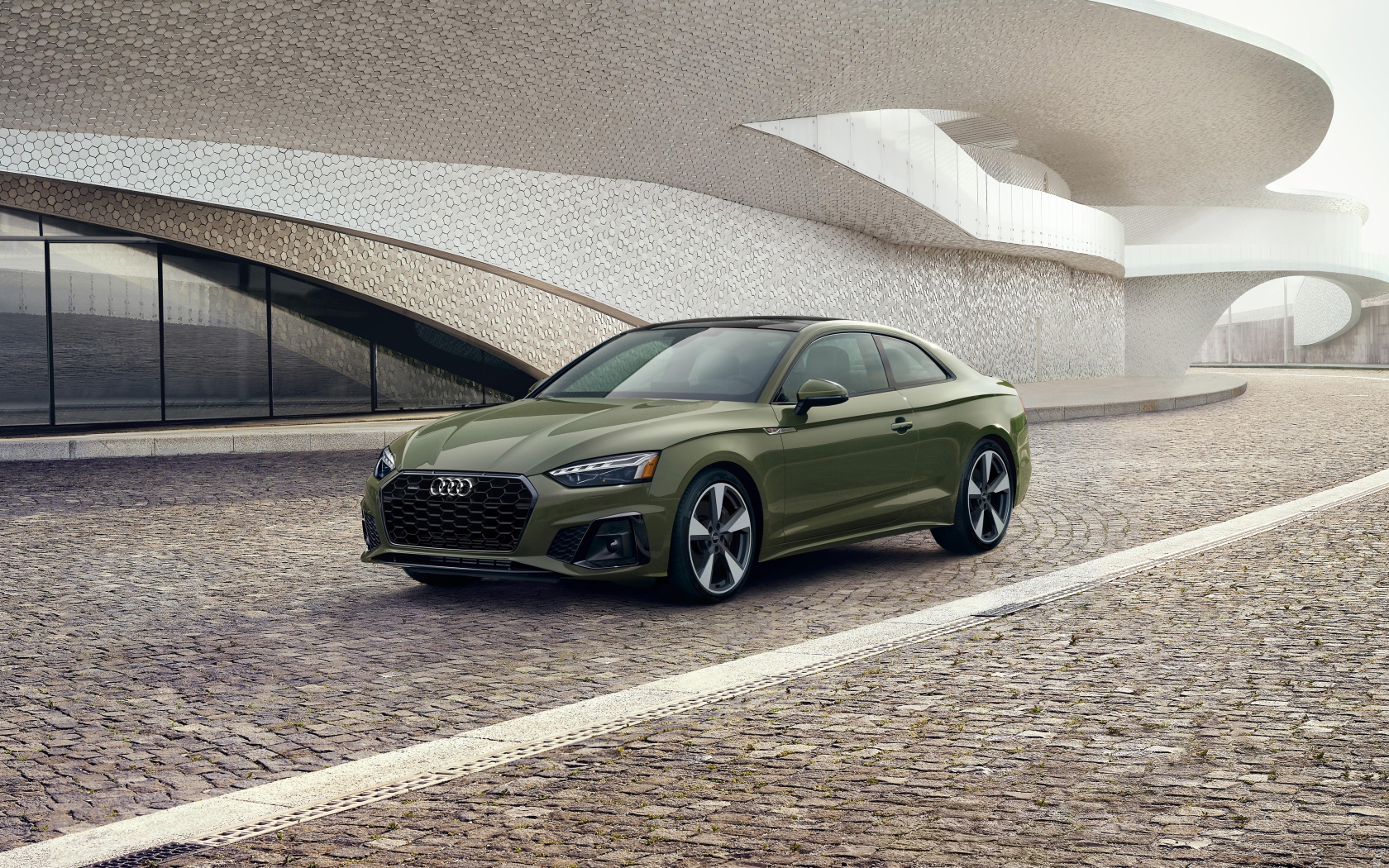 Автомобиль  Audi A5 Coupe 45 TFSI Quattro S Line 2020 года у здания 