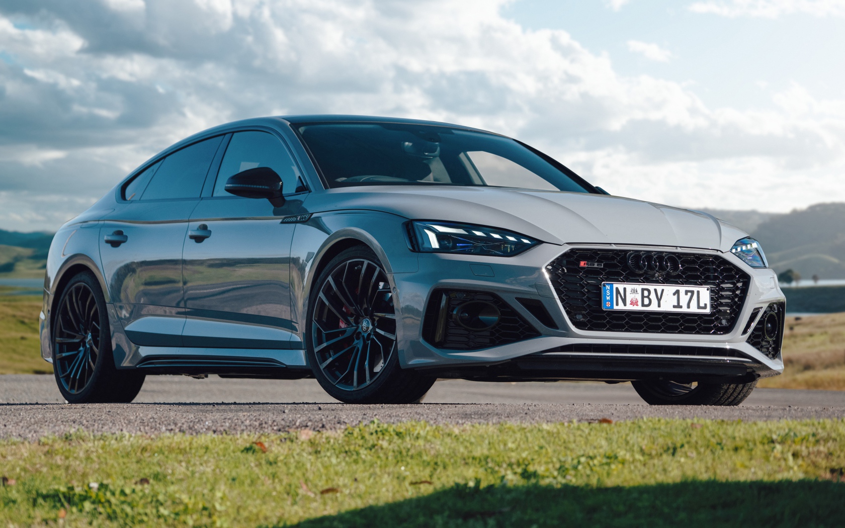 Серебристый автомобиль Audi RS 5 Sportback 2020 года 