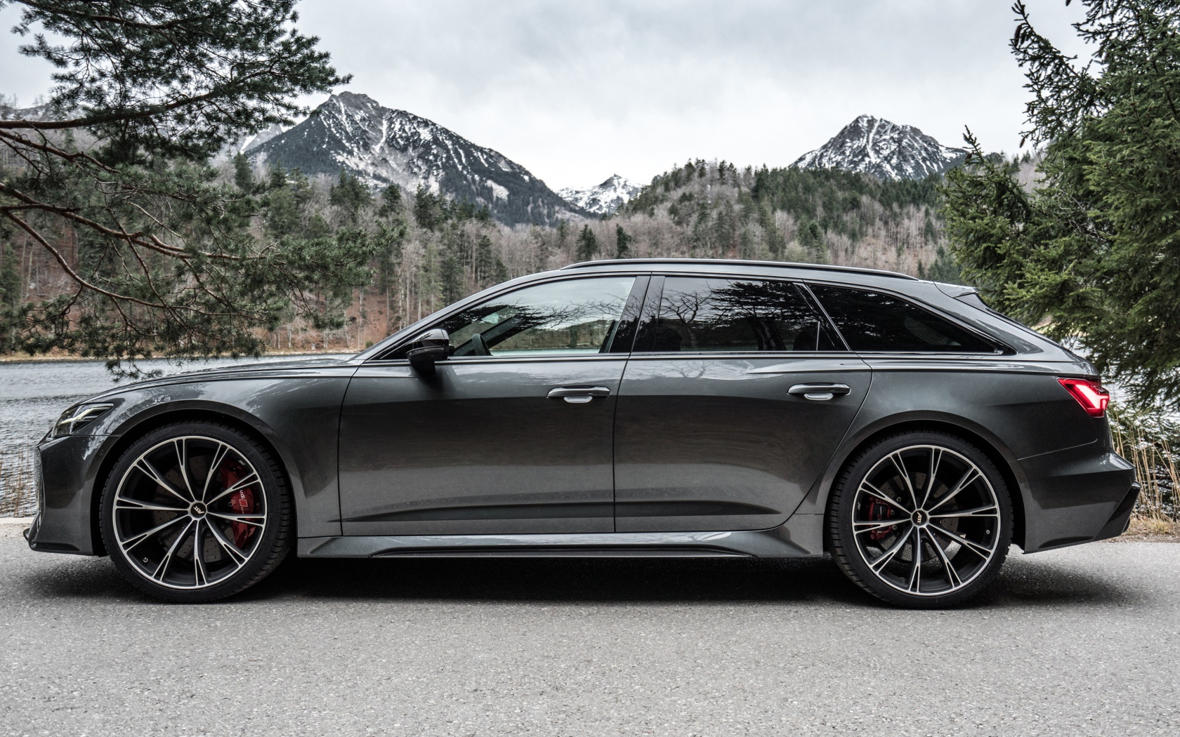 Автомобиль Audi RS 6 Avant 2020 года на фоне гор