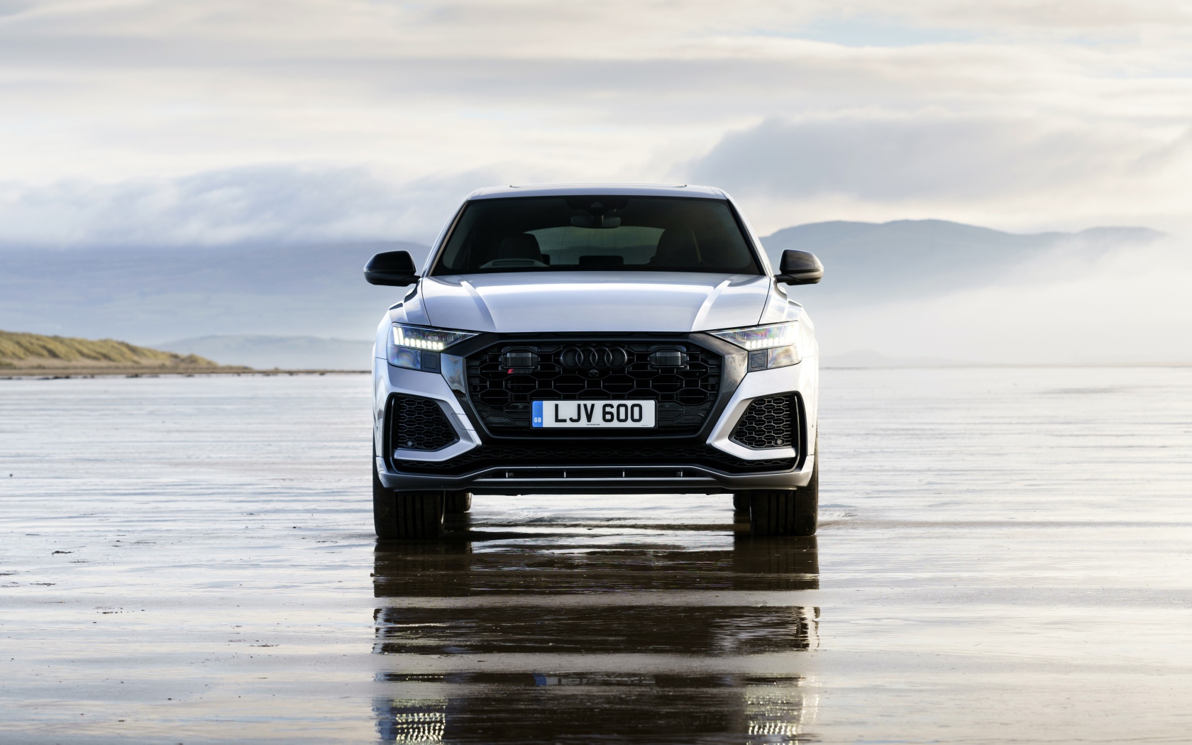 Автомобиль Audi RS Q8 2020 года вид спереди