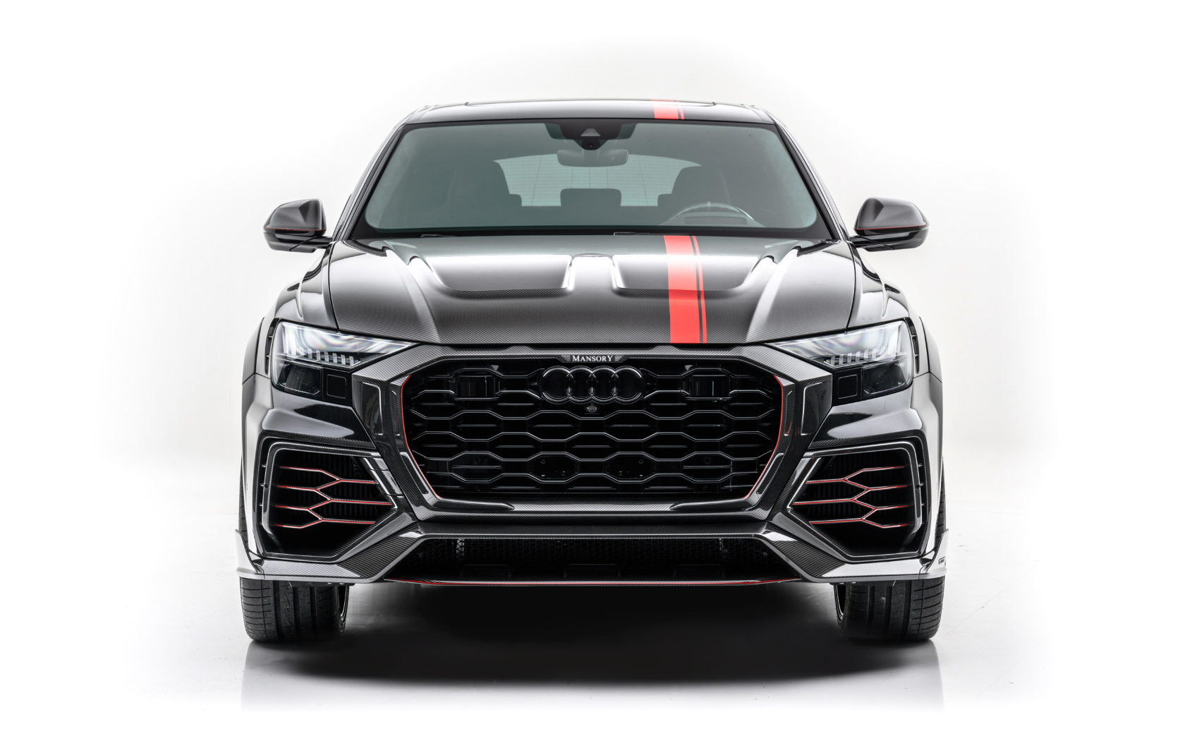 Автомобиль Audi RS Q8 2020 года вид спереди на белом фоне