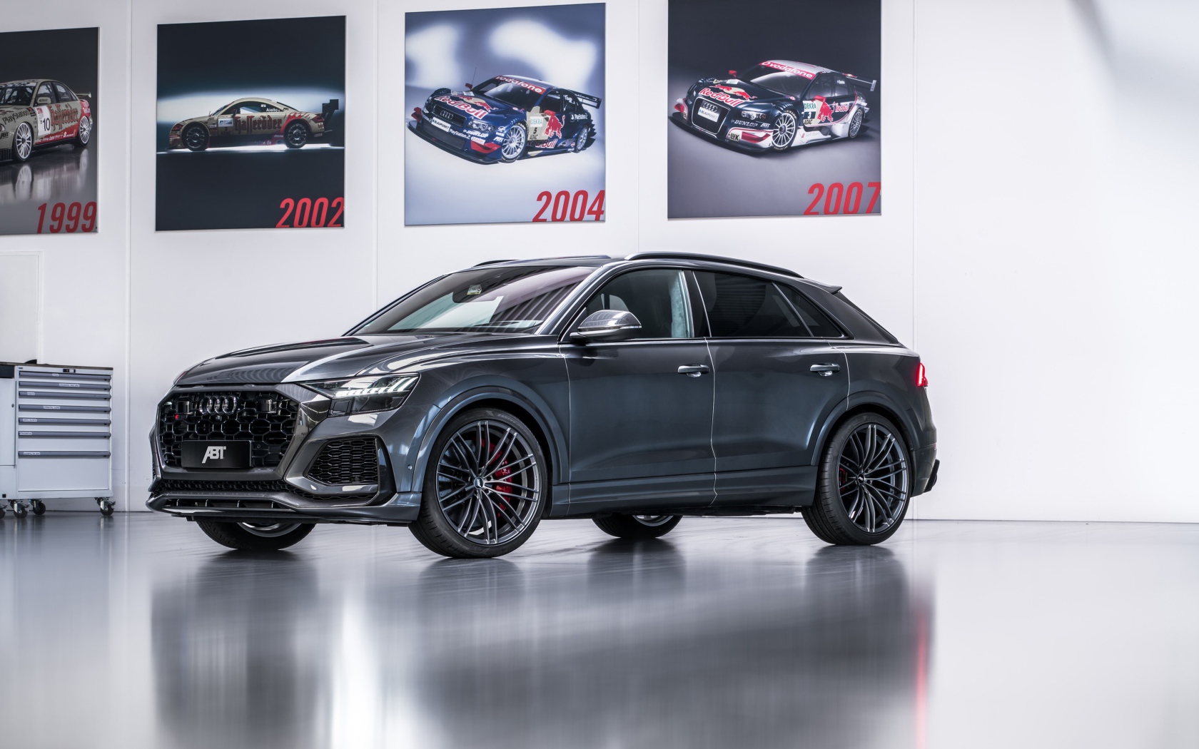 Серый автомобиль Audi RS Q8 2020 года на выставке 