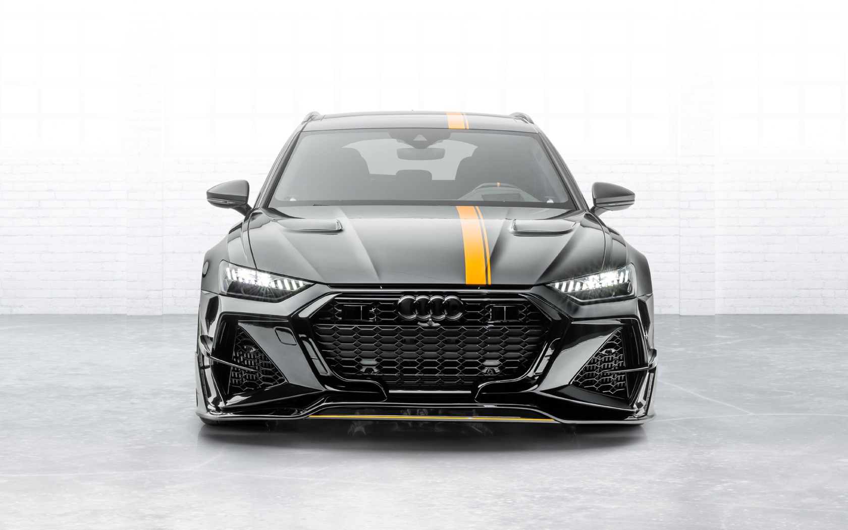 Автомобиль Mansory Audi RS 6 Avant 2020 года вид спереди 