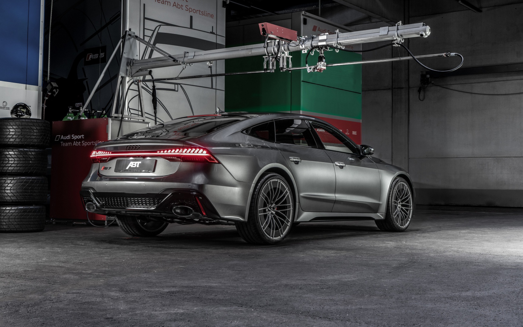 Серебристый автомобиль  Audi RS 7 Sportback 2020 года вид сзади