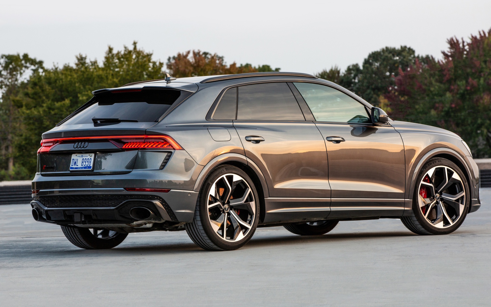 Автомобиль  Audi RS Q8, 2021 года вид сзади