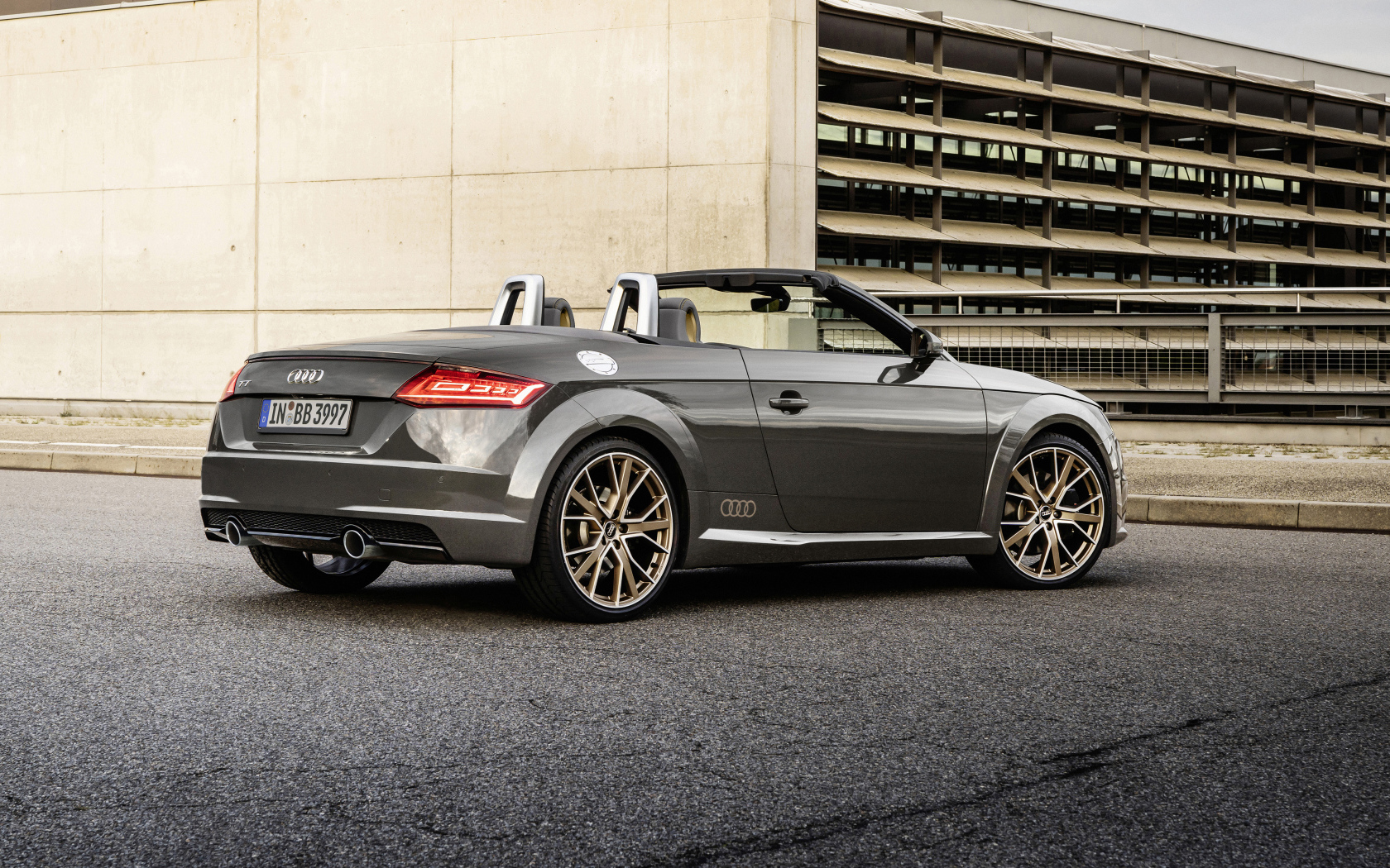 Автомобиль кабриолет Audi TT Roadster, 2021 года вид сзади