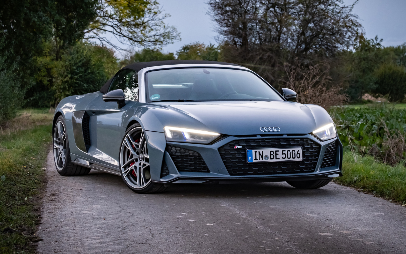 Автомобиль Audi R8 V10 вид спереди