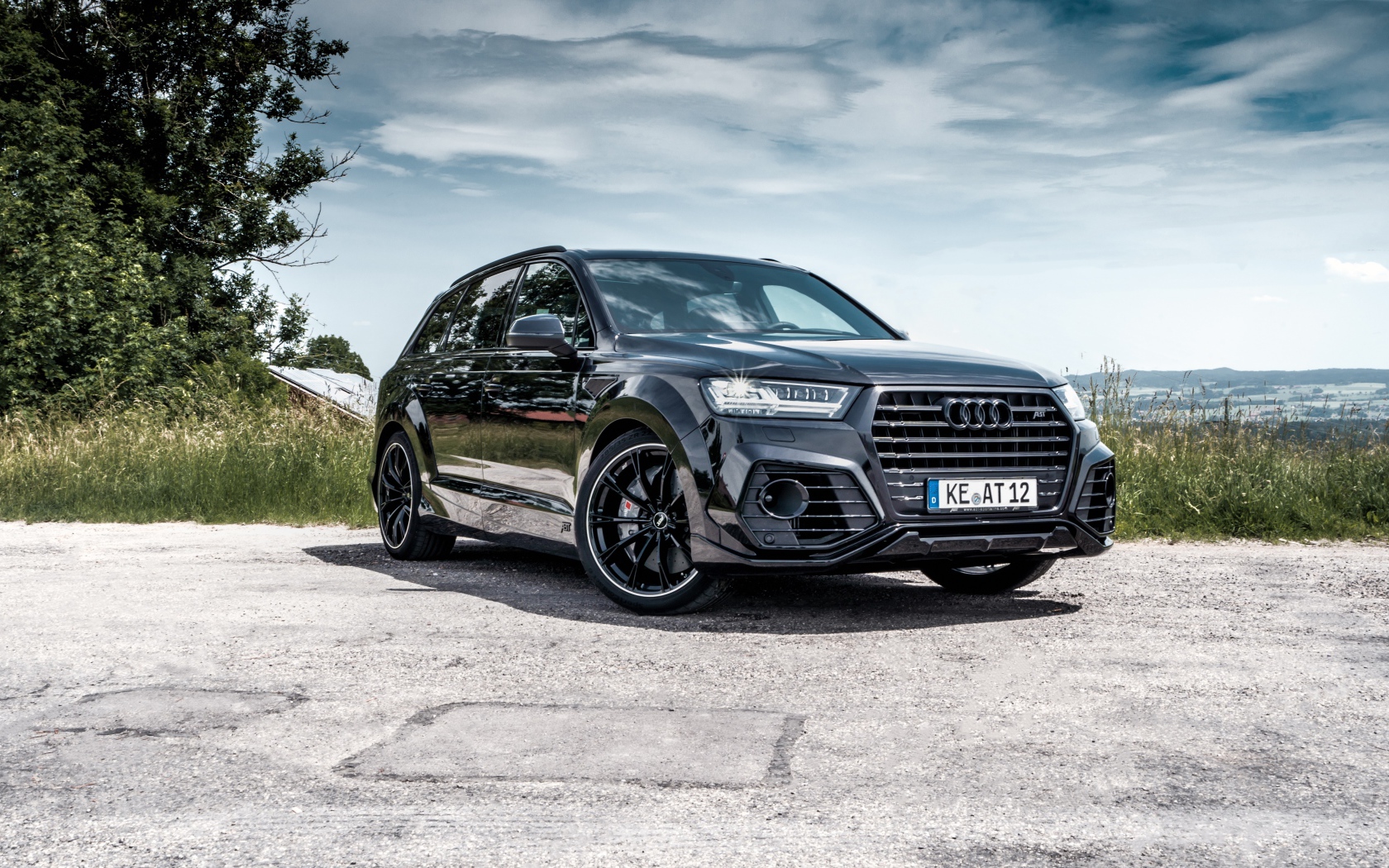 Черный автомобиль ABT Audi Q7 50 TDI на фоне неба