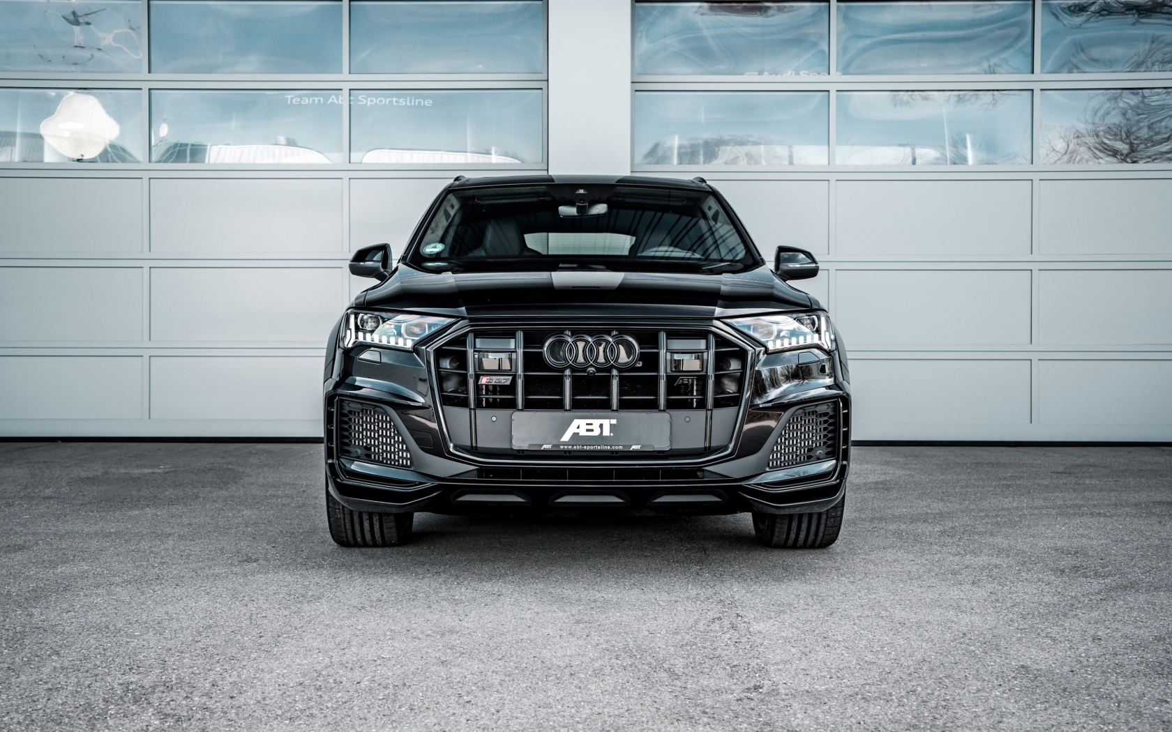 Черный автомобиль ABT Audi SQ7 TDI Widebody 2020 года вид спереди