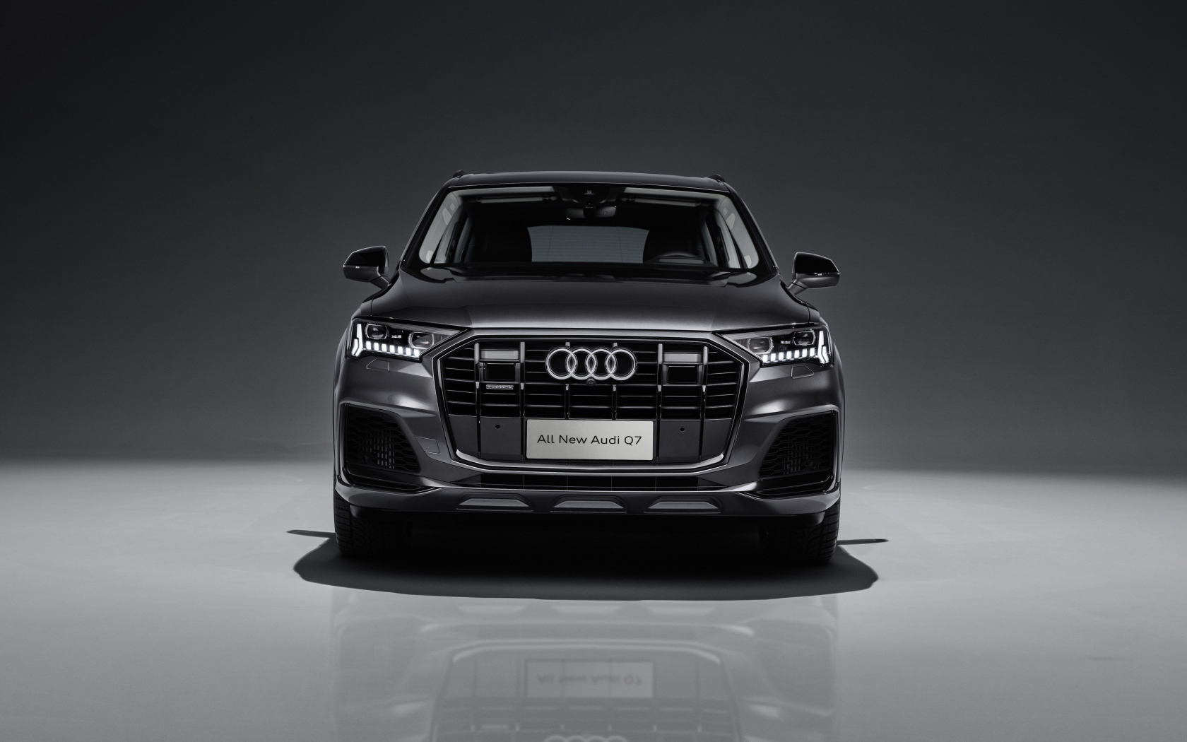 Черный автомобиль Audi Q7 55 TFSI Quattro S Line 2020 года вид спереди