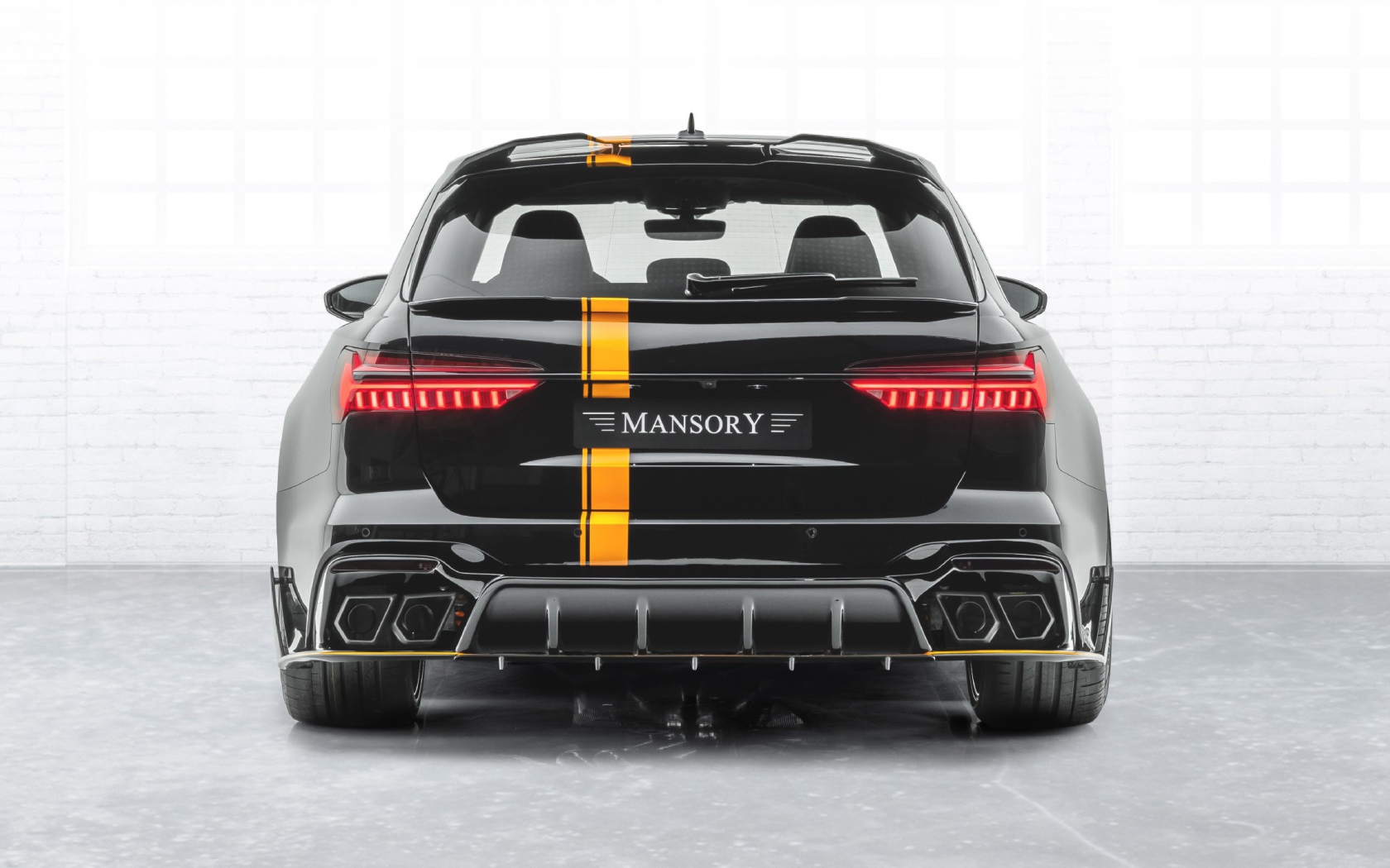 Автомобиль Mansory Audi RS 6 Avant 2020 года вид сзади на белом фоне