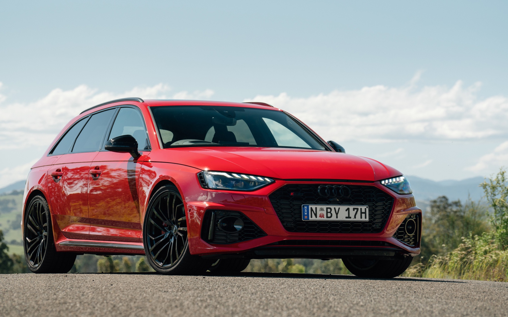 Красный автомобиль Audi RS 4 Avant 2020 года на фоне неба