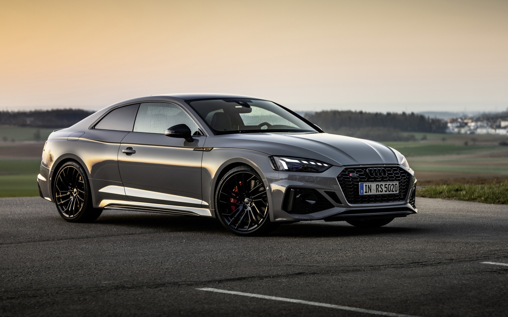 Серебристый автомобиль Audi RS 5 Coupe 