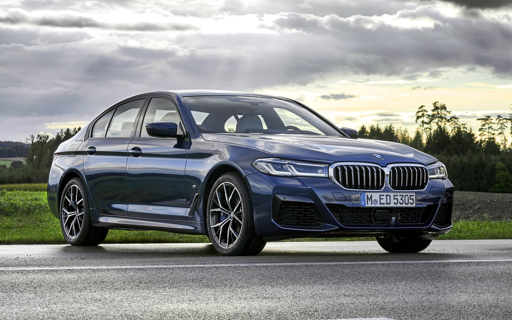 Синий автомобиль бизнес класса BMW 540i XDrive M Sport 2020 года